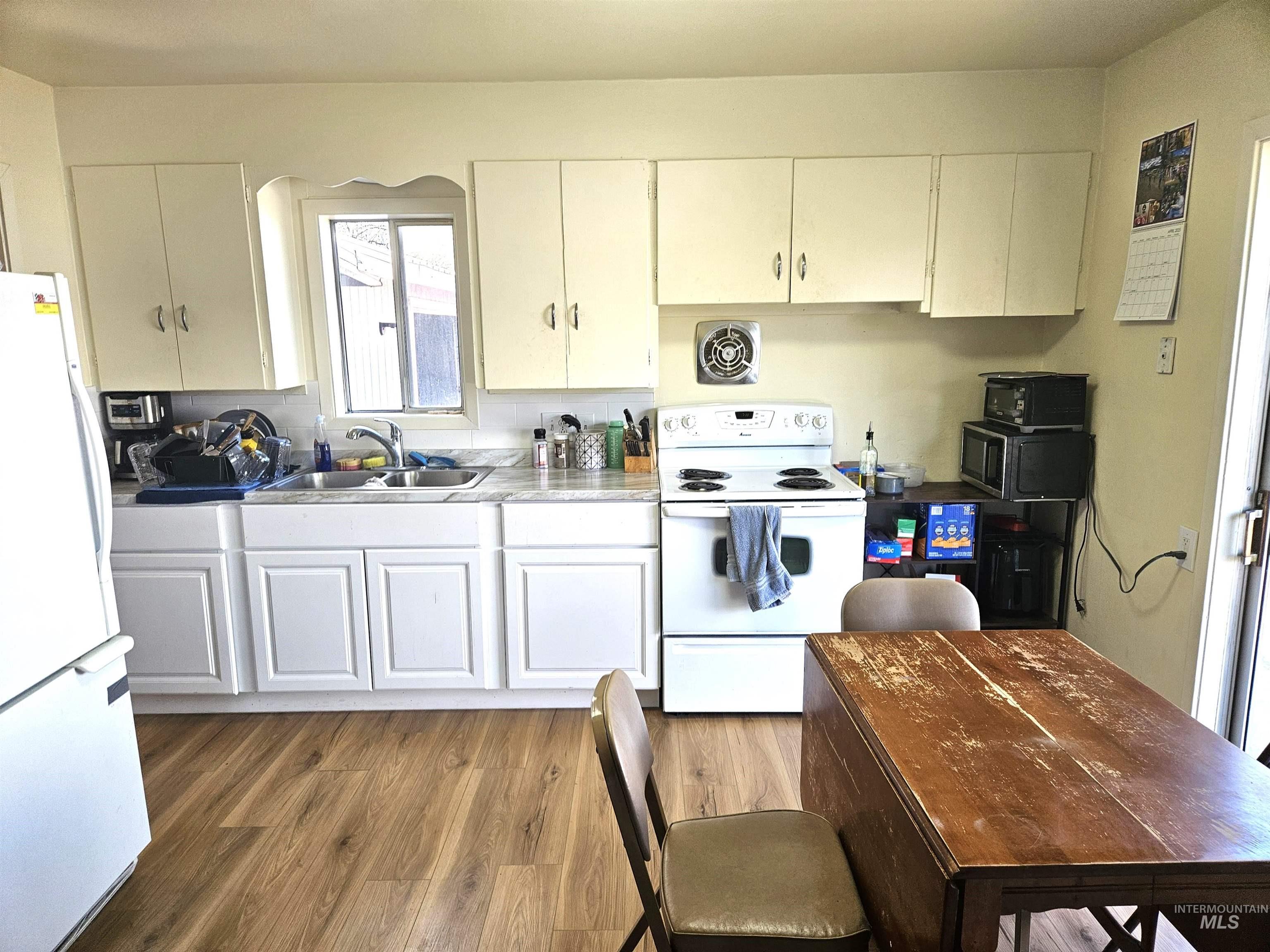 1407 & 1407 1/2 Burrell Ave Property Photo 3