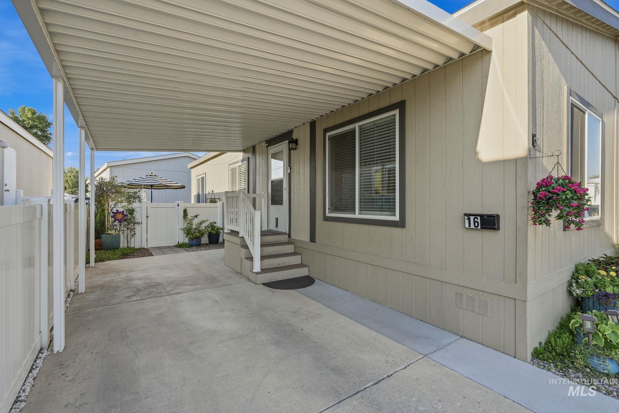 2401 S Owyhee St Property Photo 3