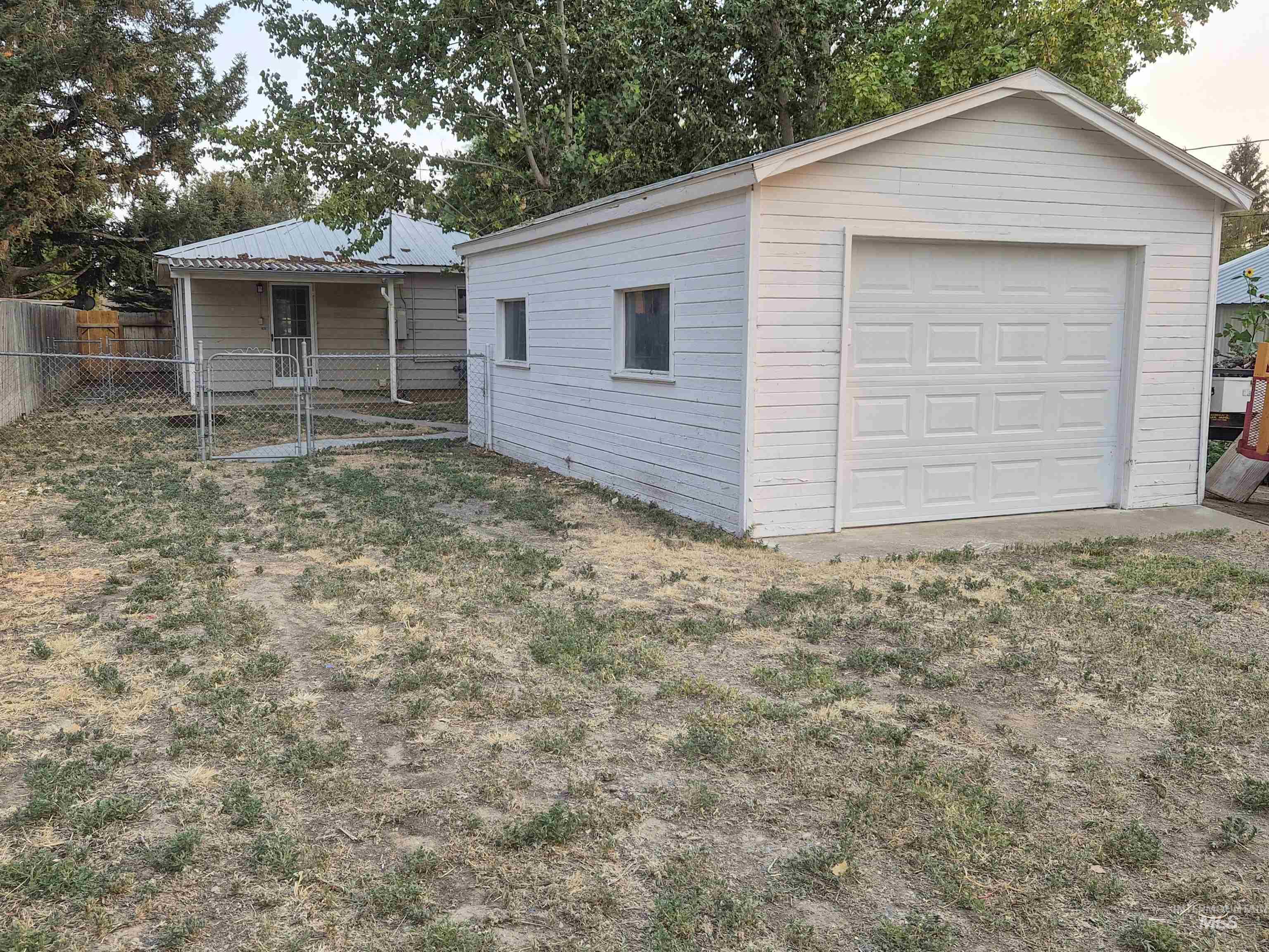 618 E Avenue D Property Photo 17