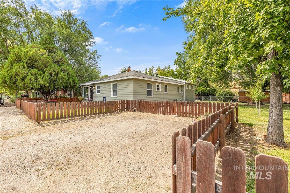 2405 S Scarlet St. Property Photo 3