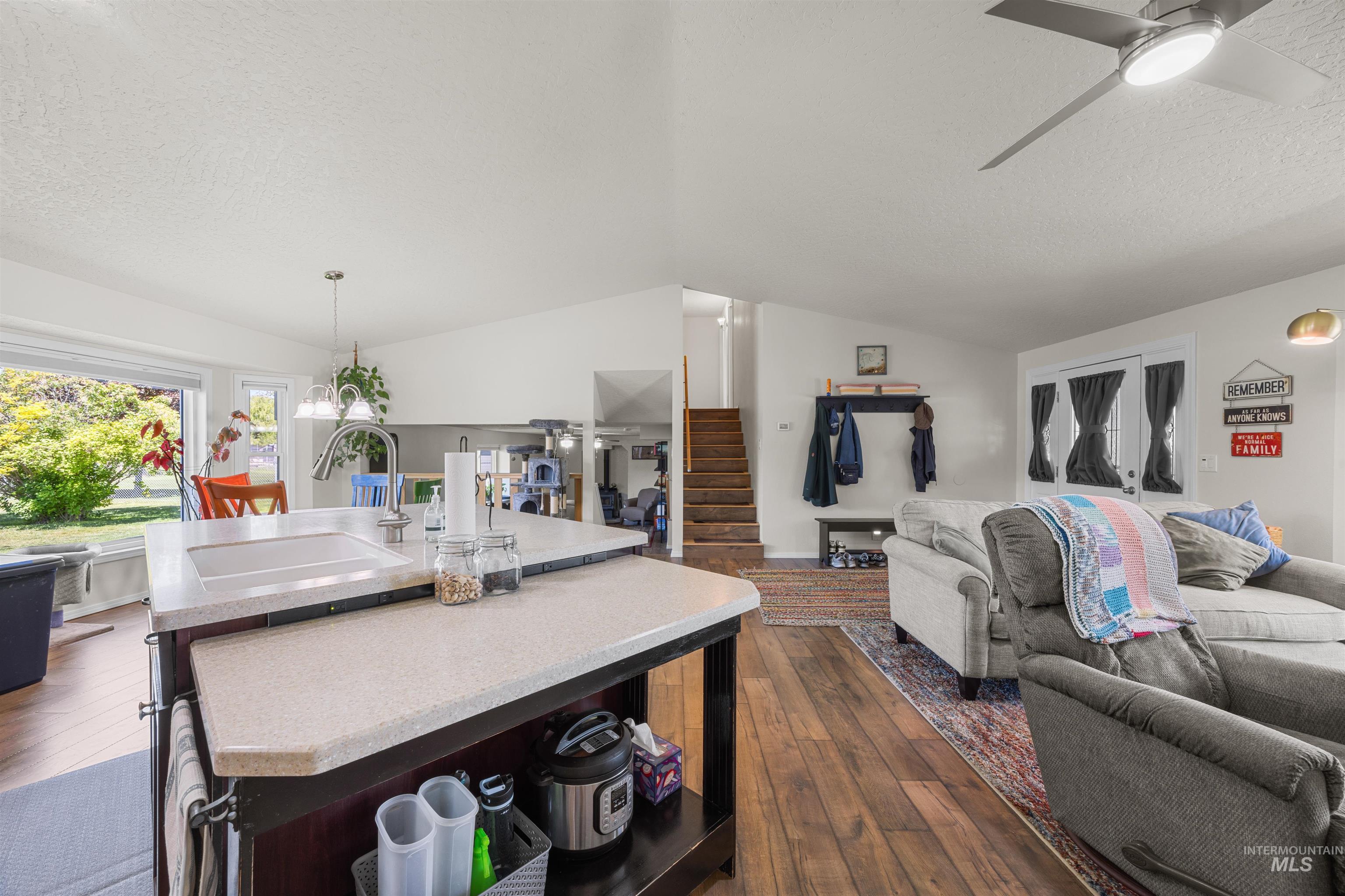 915 S Camas Street Property Photo 8
