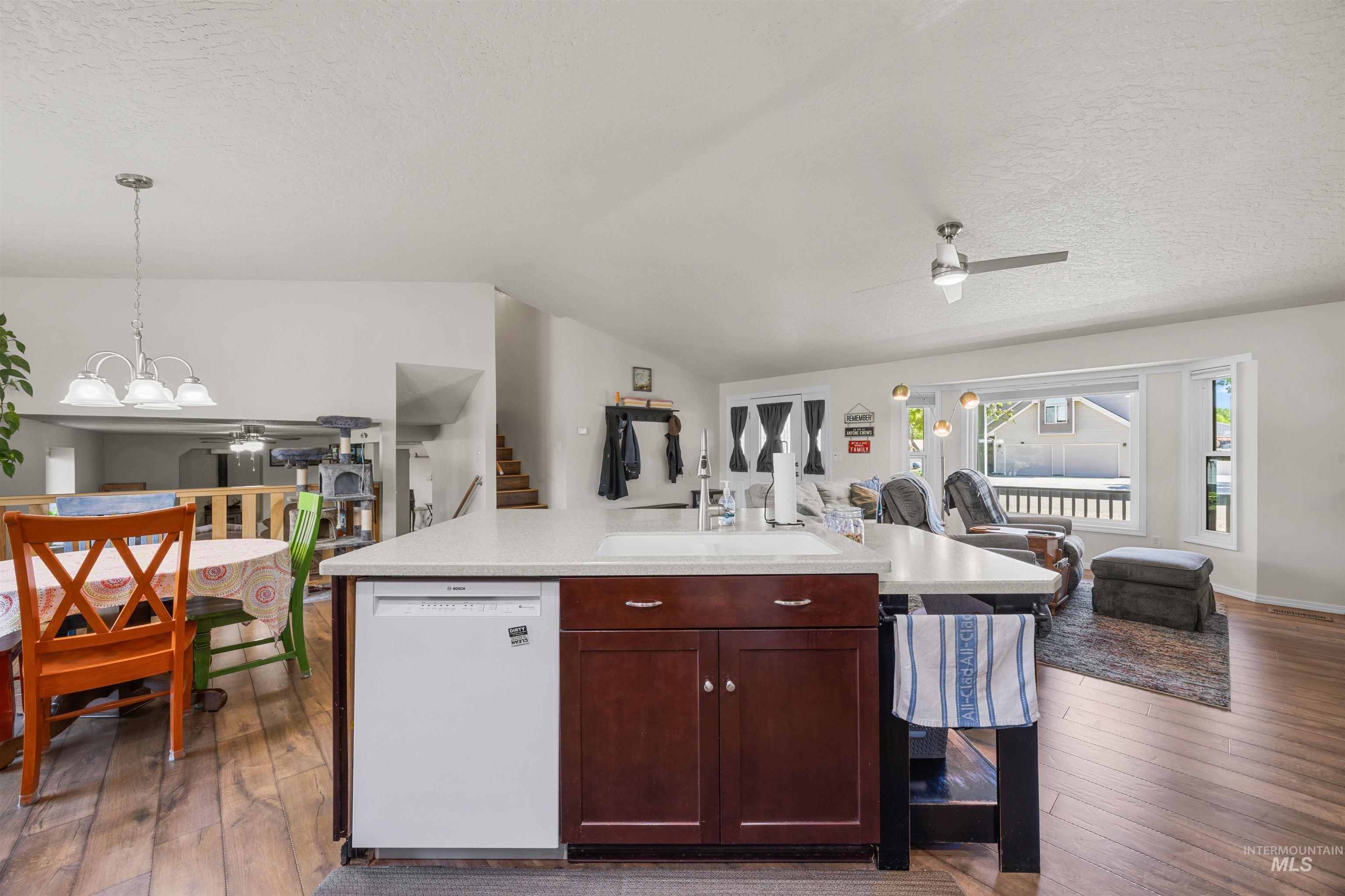 915 S Camas Street Property Photo 12