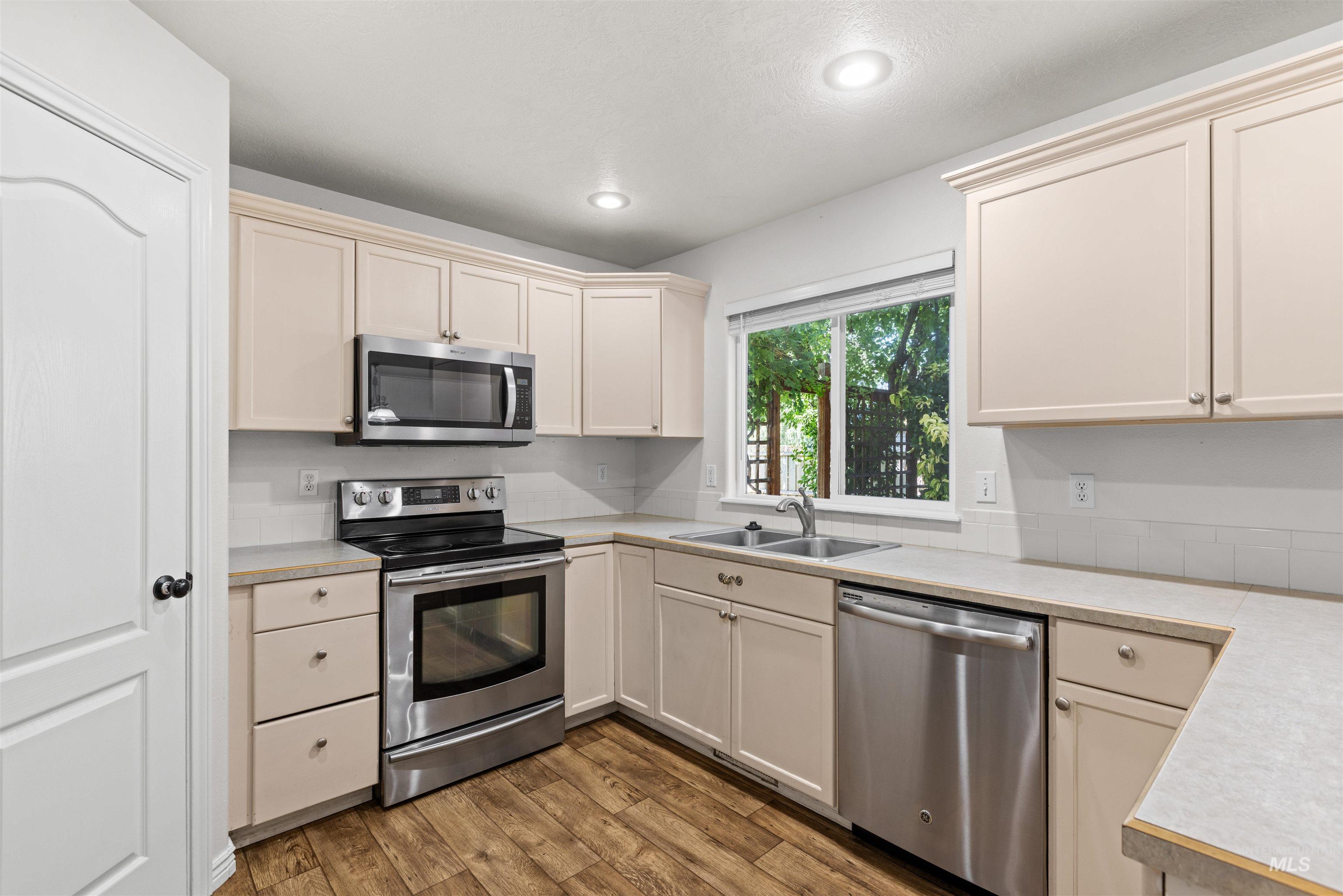 2380 W Baystone Dr Property Photo 17