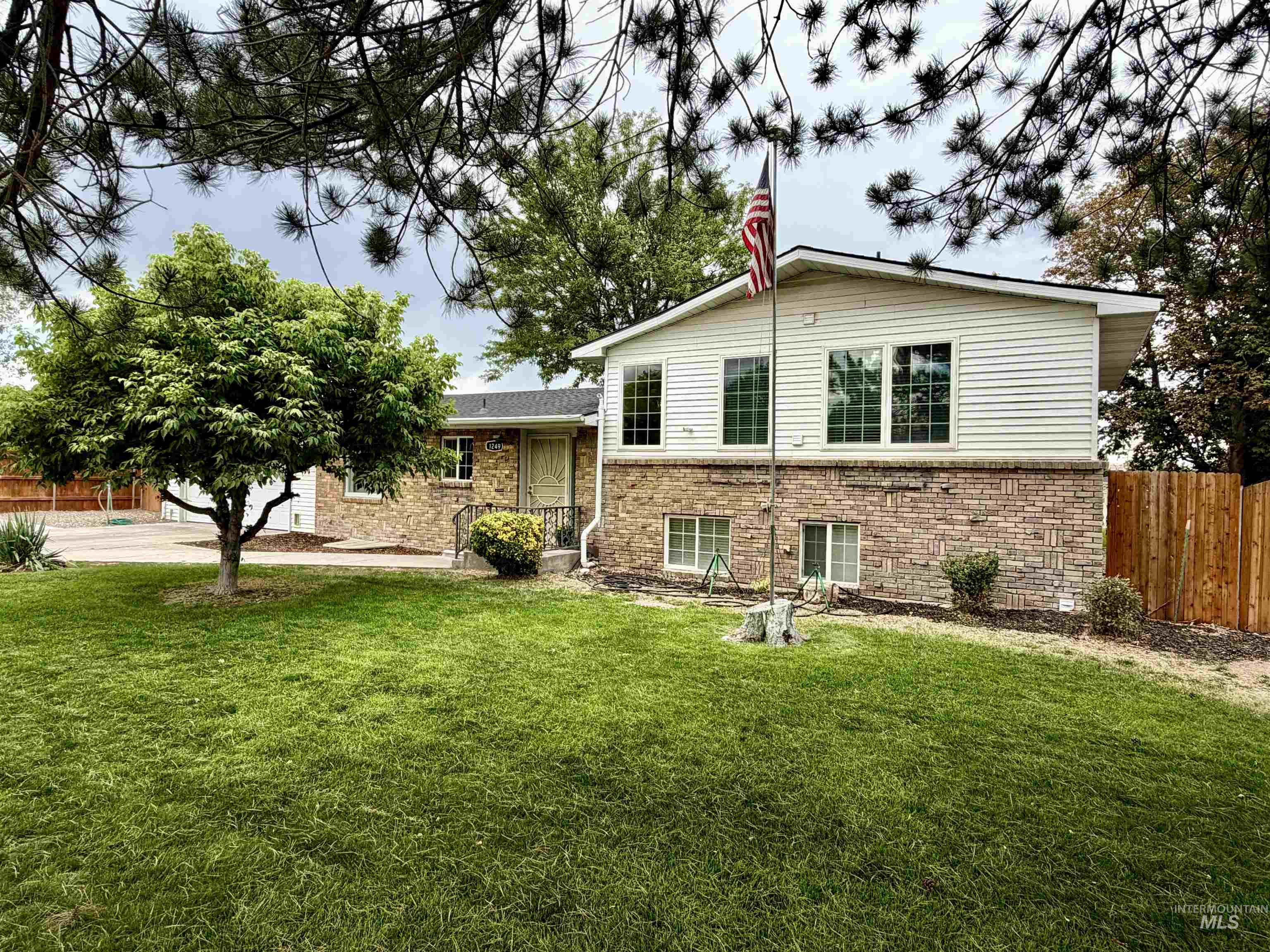 1249 Evergreen Dr. Property Photo 2