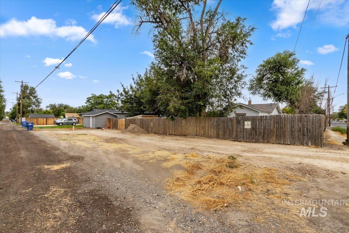 303 Adams St Property Photo 4