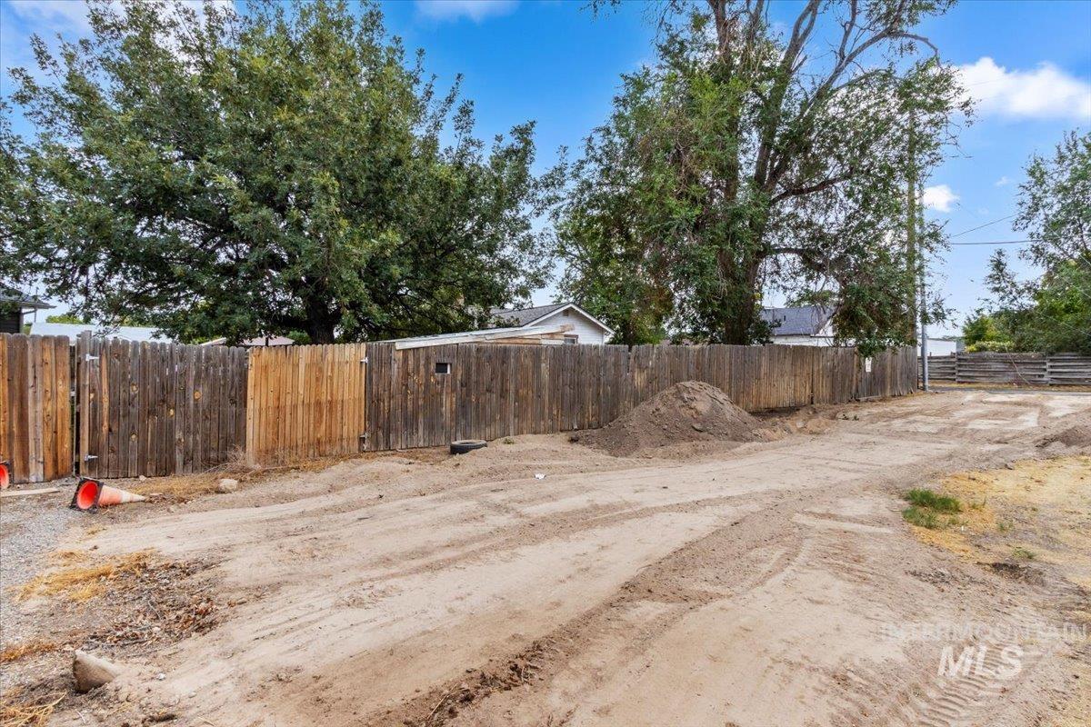 303 Adams St Property Photo 5