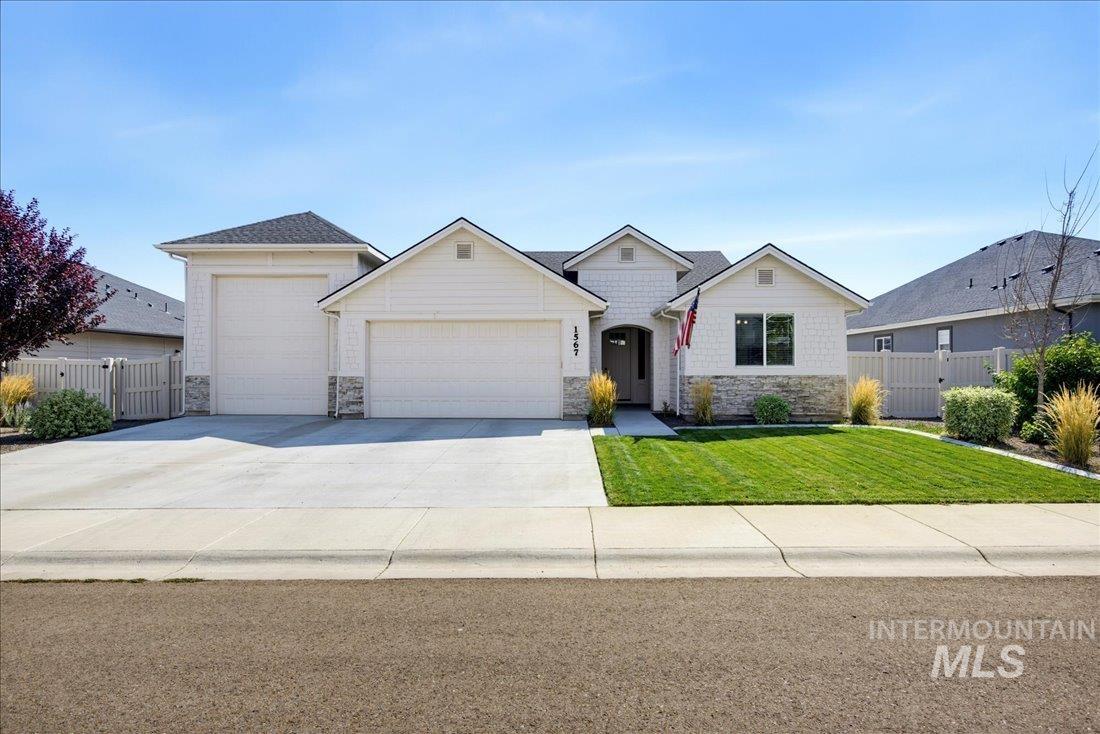 1567 Banff St Property Photo 3