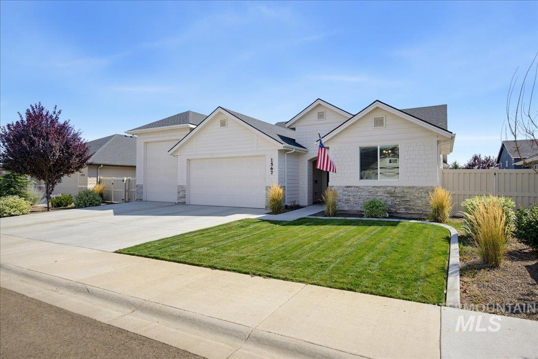 1567 Banff St Property Photo 4