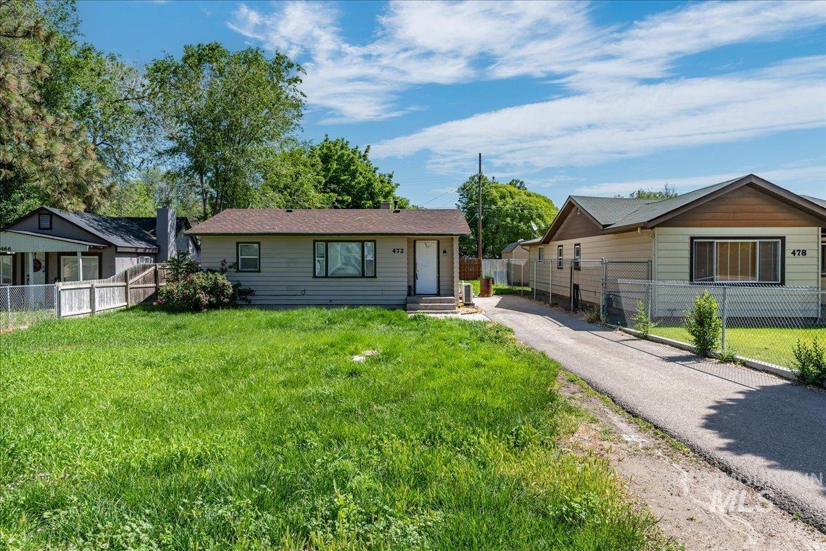 472 1st St N Property Photo 1