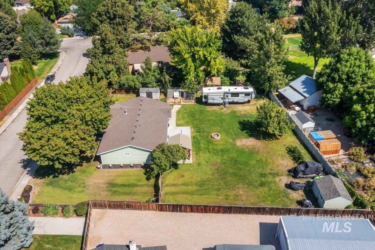 3916 S Genesee Dr. Property Photo 2