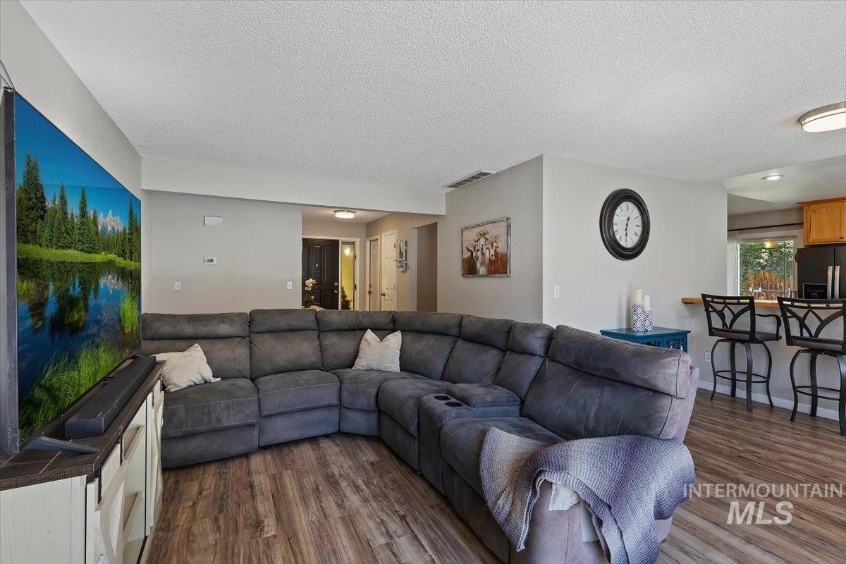 3916 S Genesee Dr. Property Photo 3