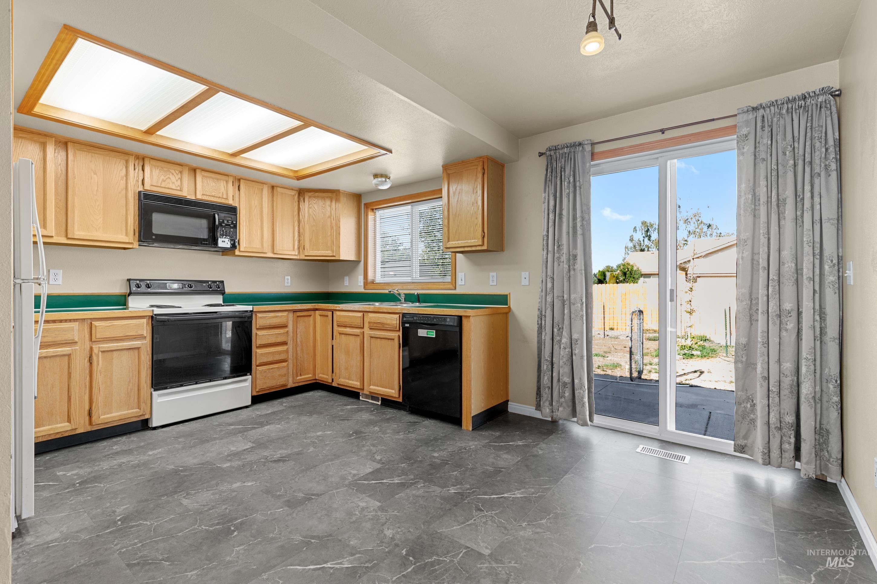 1385 Rosewood St Property Photo 10