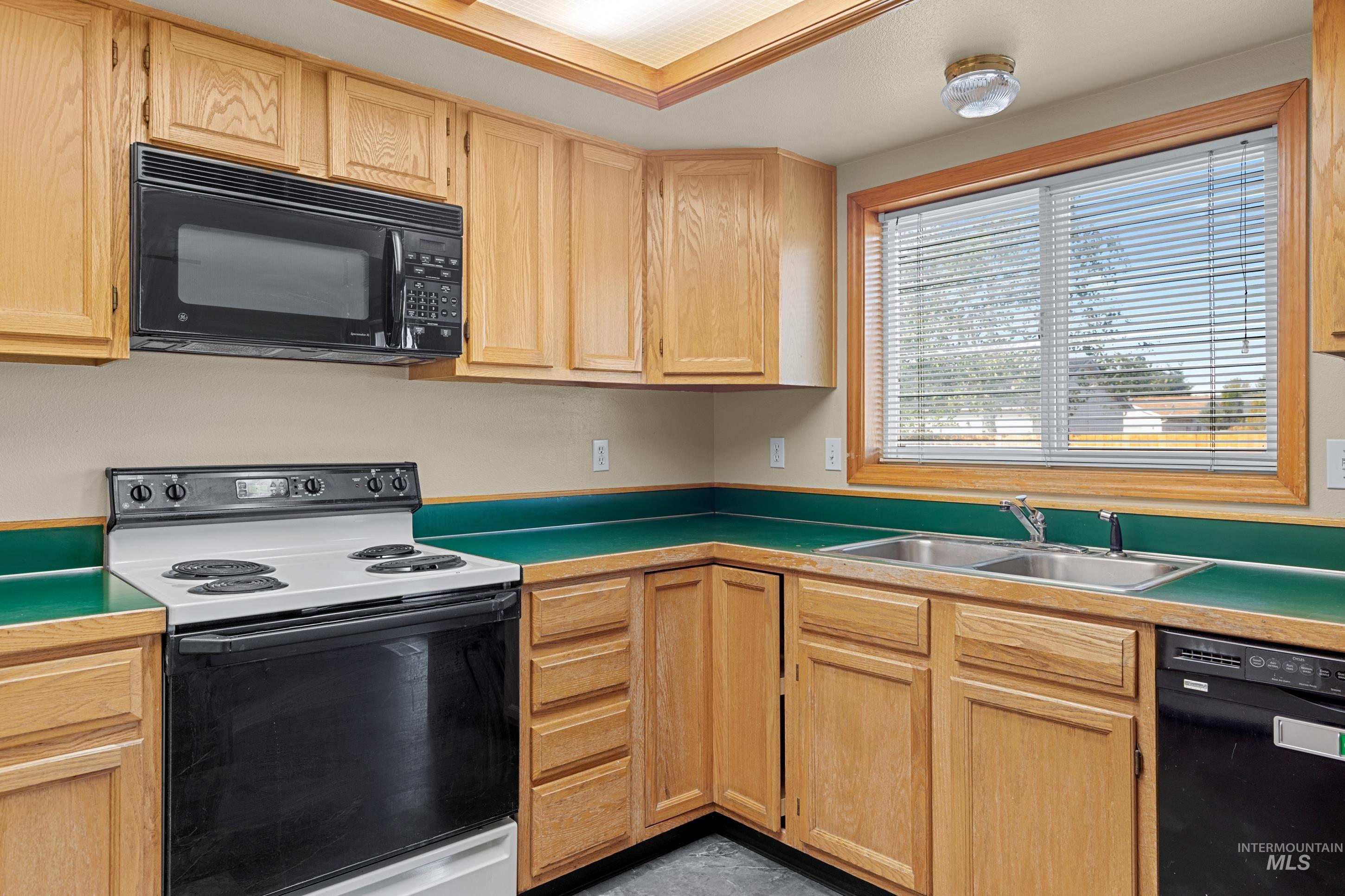 1385 Rosewood St Property Photo 12