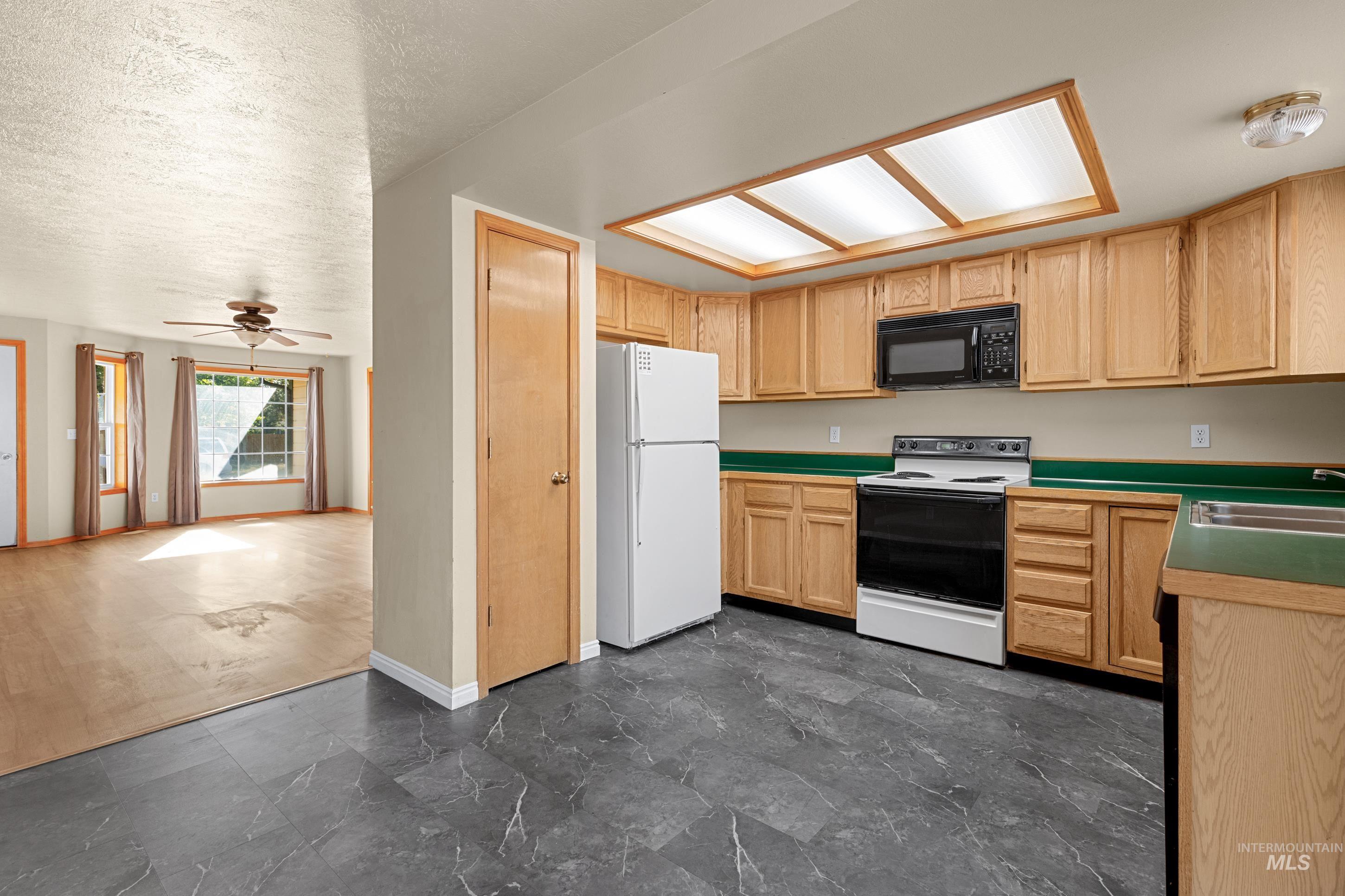 1385 Rosewood St Property Photo 13