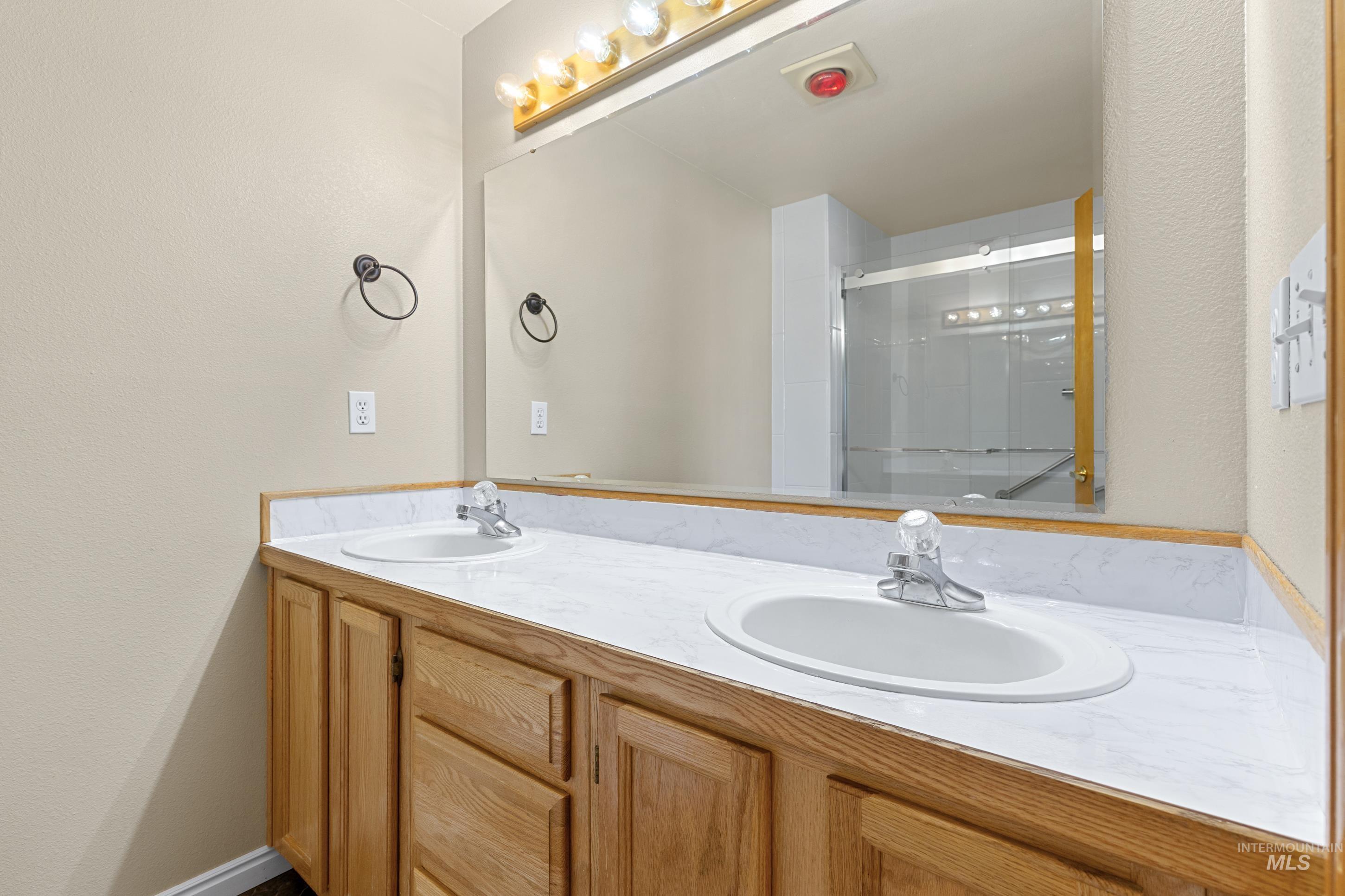 1385 Rosewood St Property Photo 18