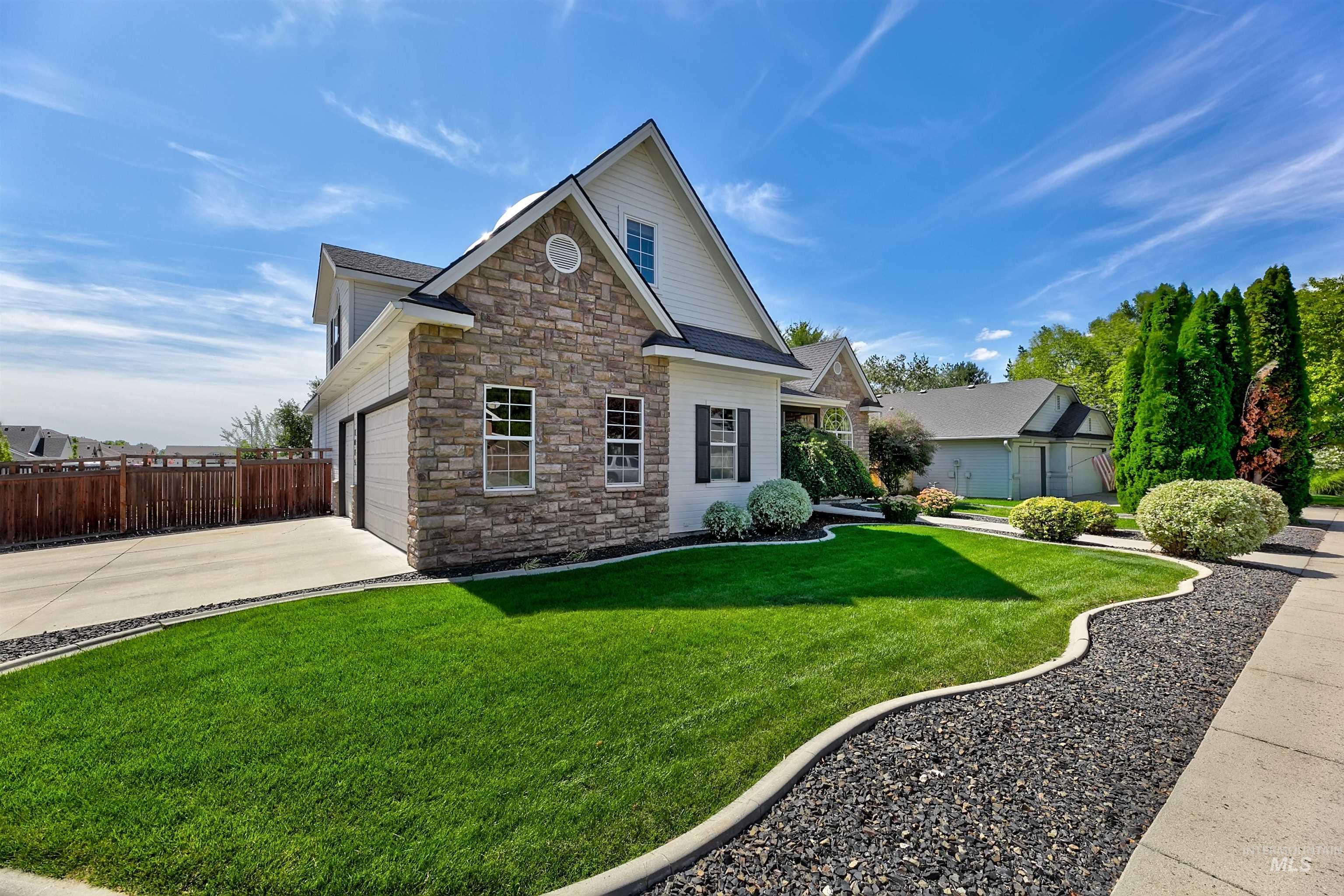 1075 N Falling Water Way Property Photo 3