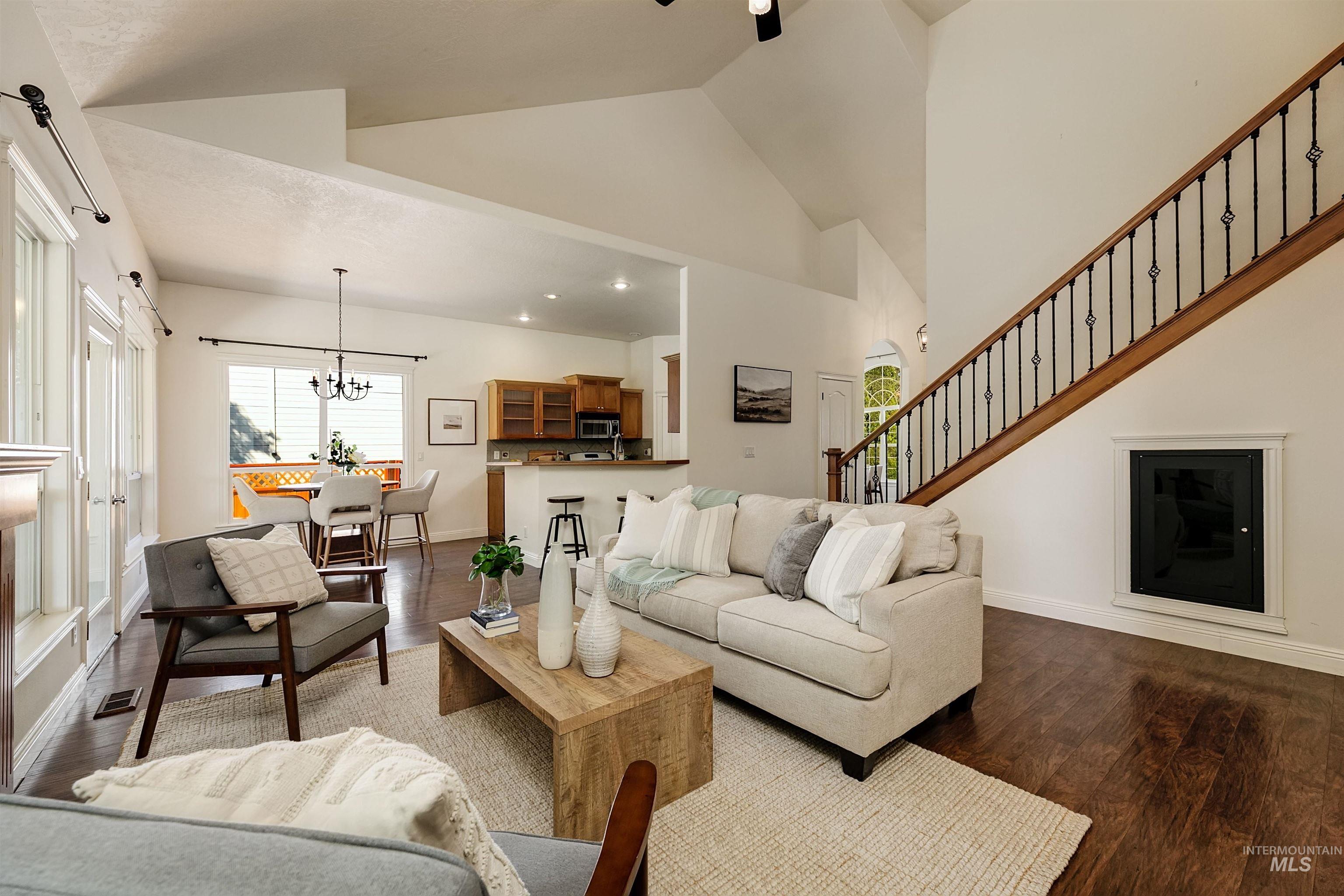 1075 N Falling Water Way Property Photo 8