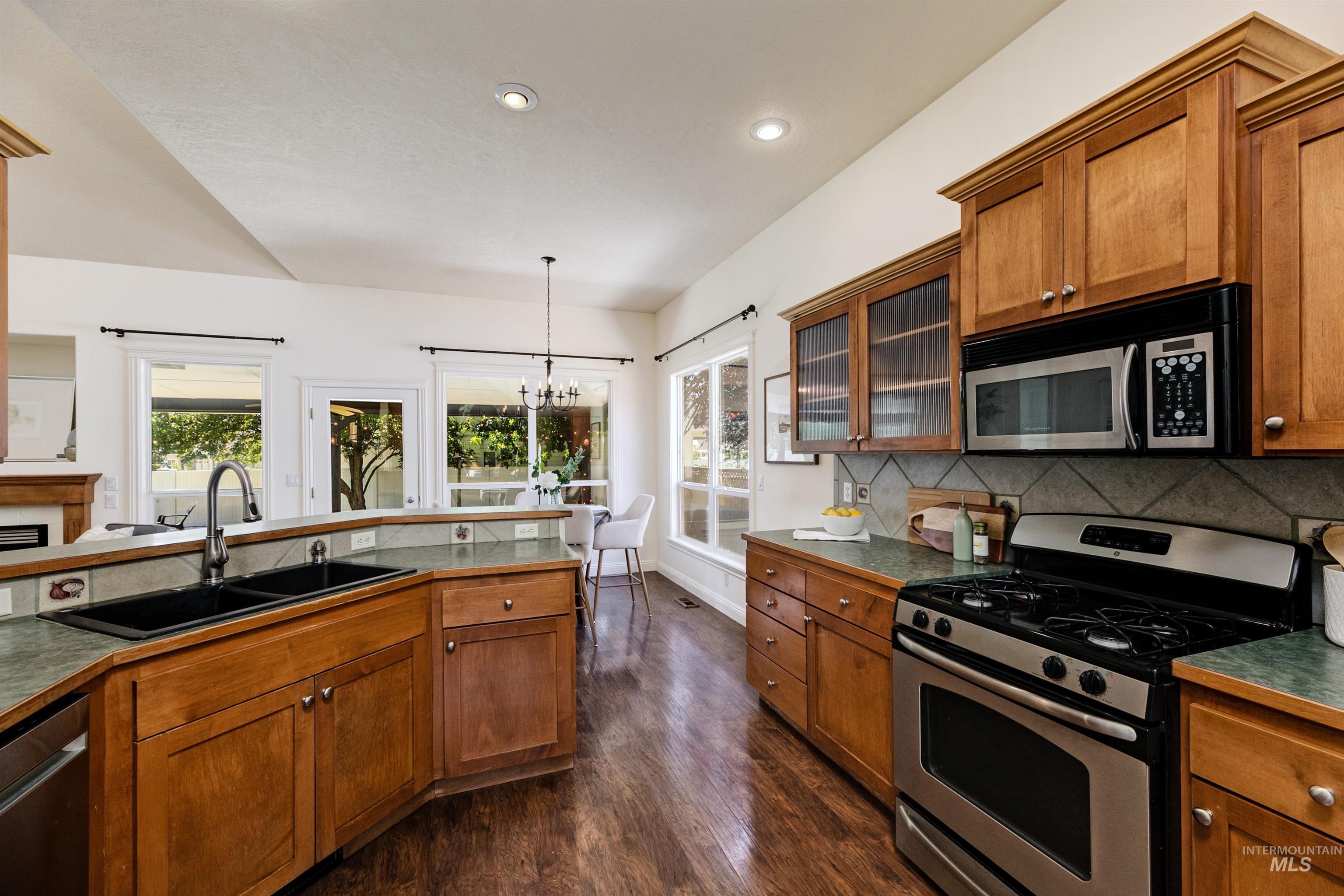 1075 N Falling Water Way Property Photo 13