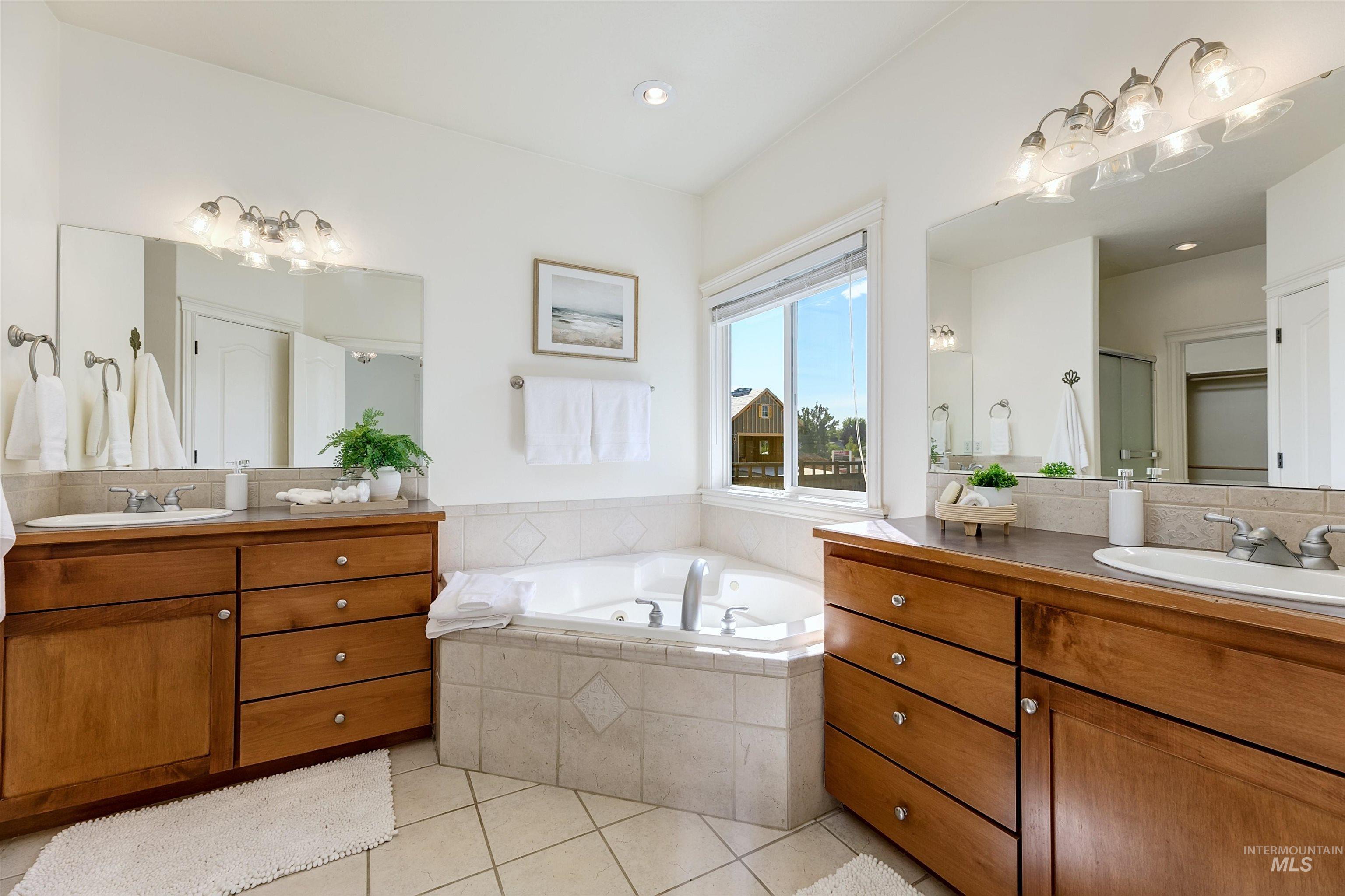1075 N Falling Water Way Property Photo 20