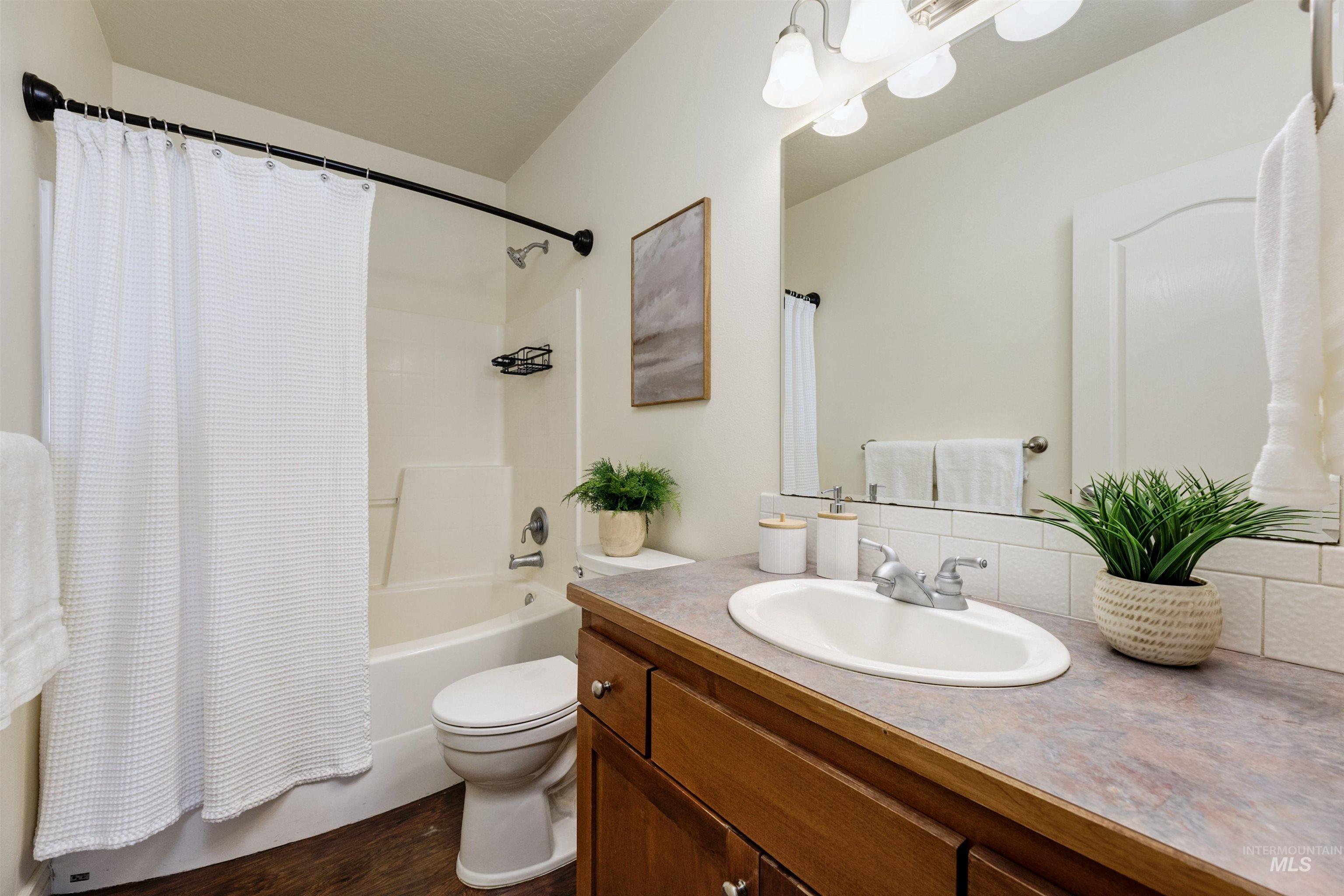 1075 N Falling Water Way Property Photo 24