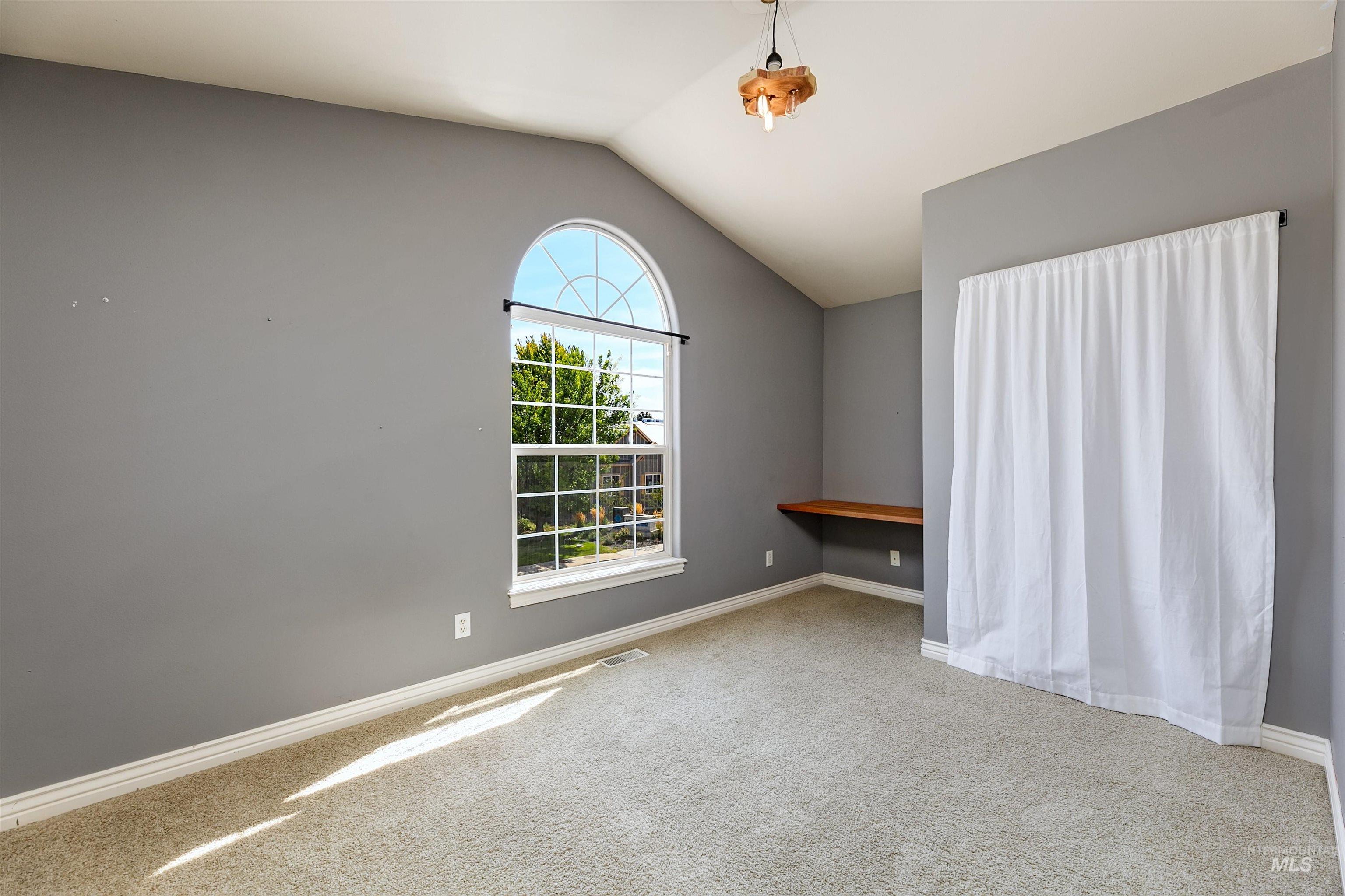 1075 N Falling Water Way Property Photo 29