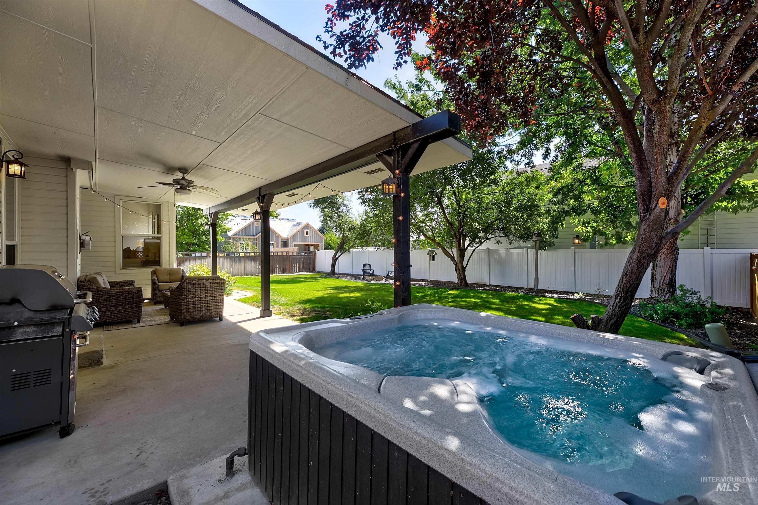 1075 N Falling Water Way Property Photo 32