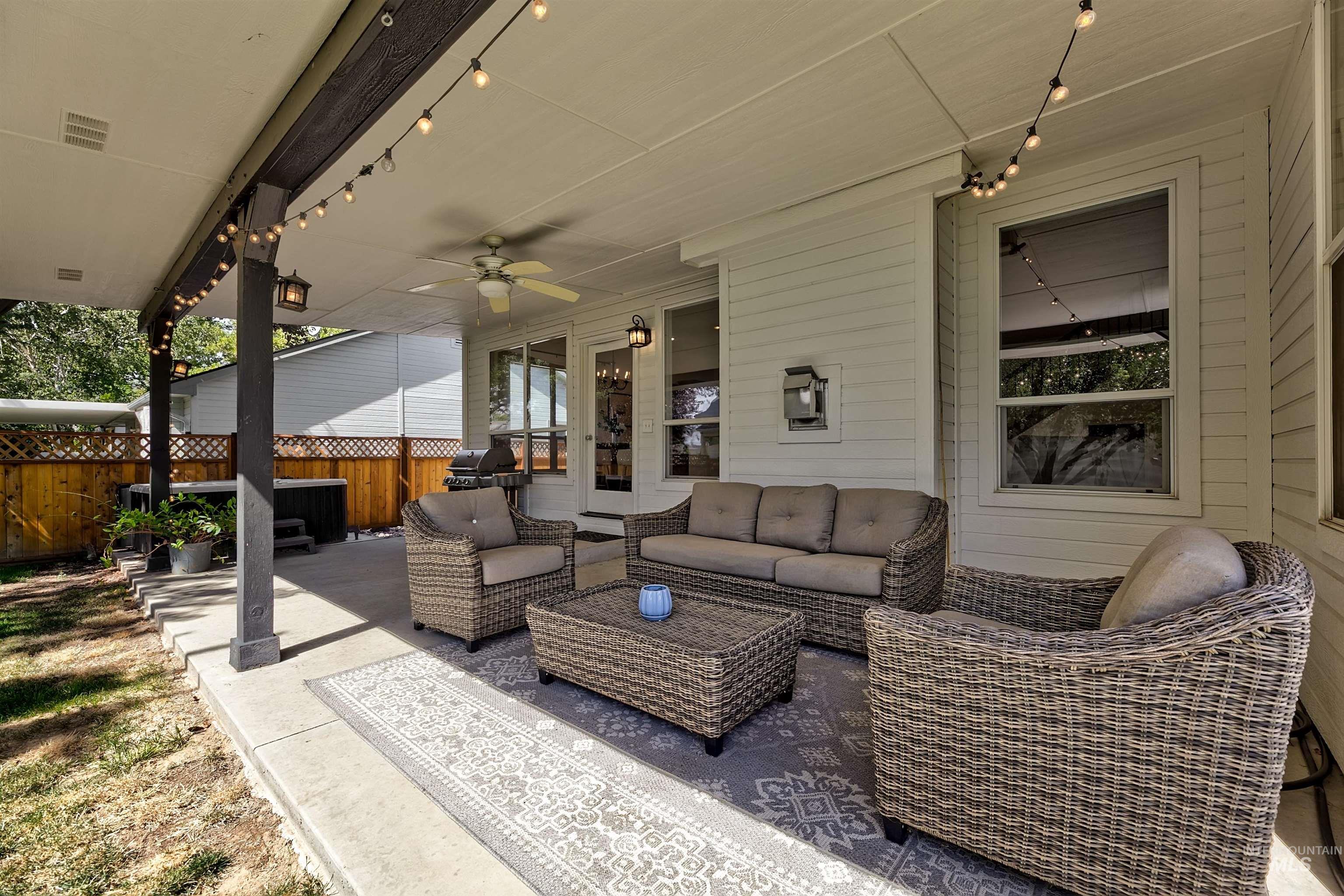1075 N Falling Water Way Property Photo 34