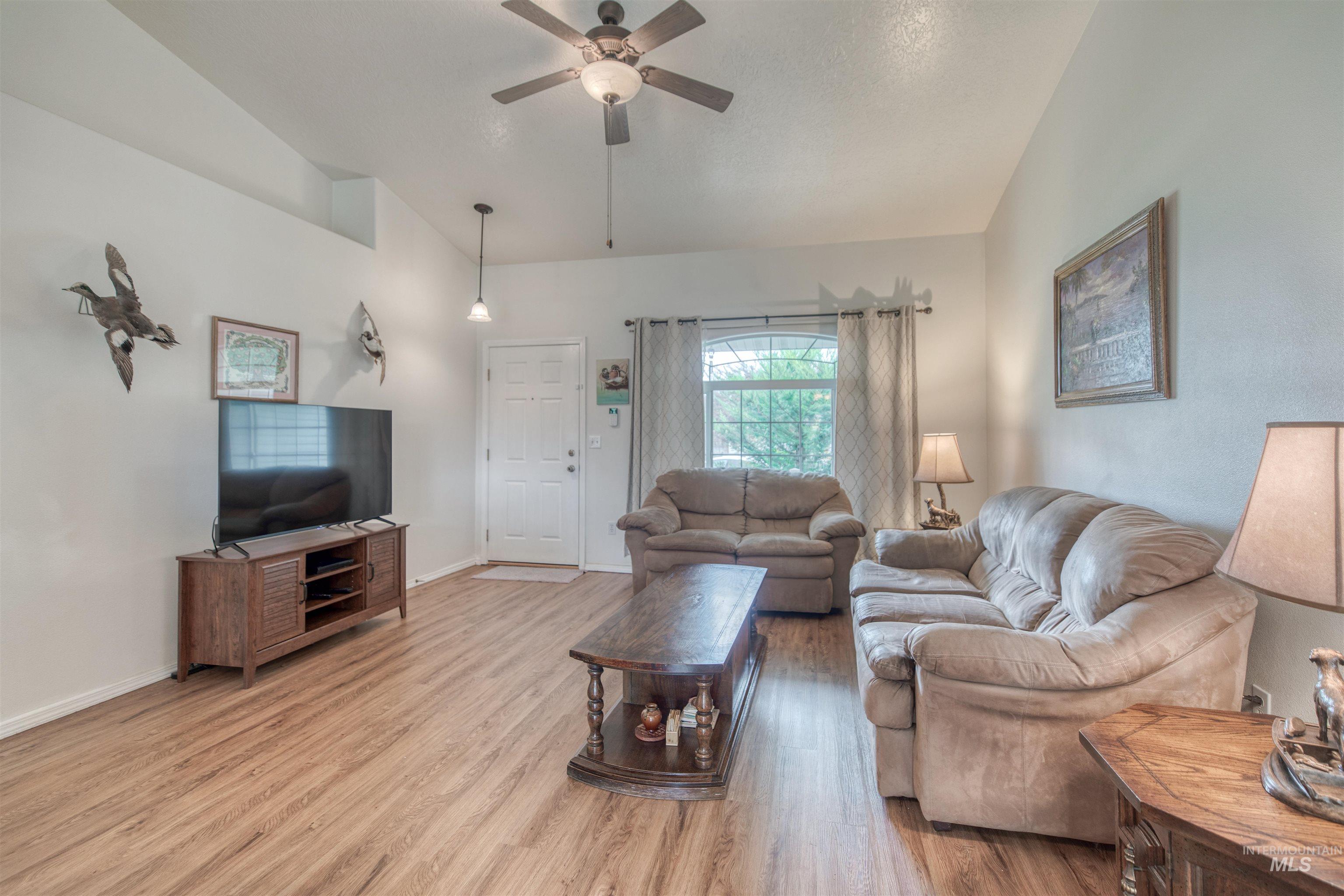 1915 W Mountain Pointe Ave Property Photo 3