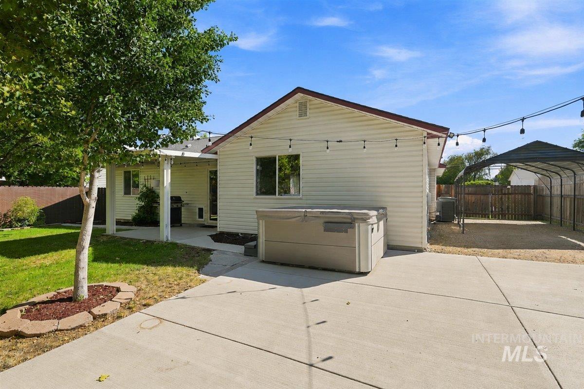 631 N Moonglow Ave Property Photo 22
