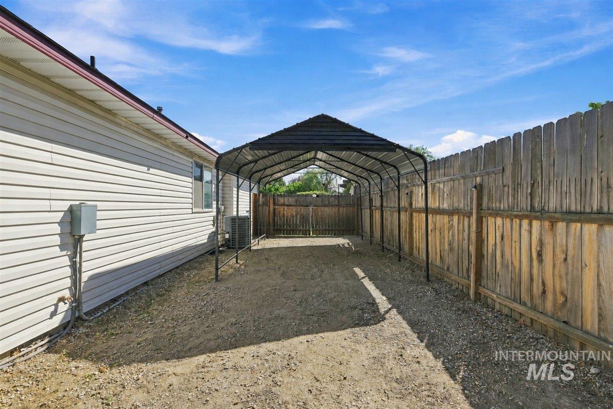 631 N Moonglow Ave Property Photo 23
