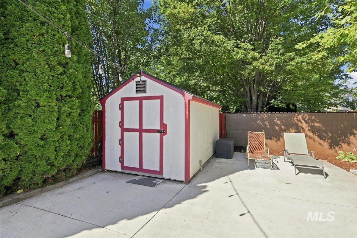 631 N Moonglow Ave Property Photo 24
