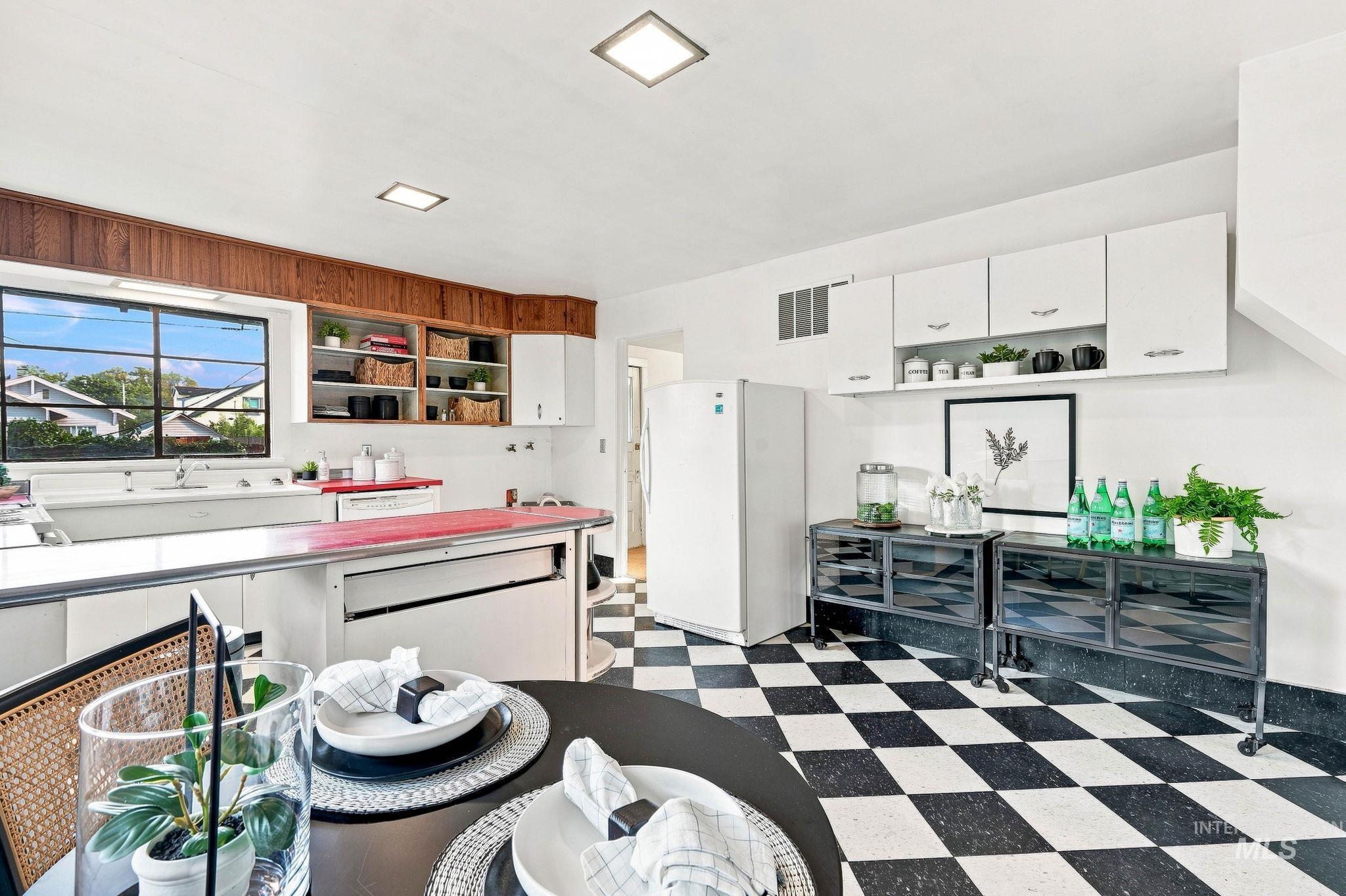 510 E 2nd St. Property Photo 28
