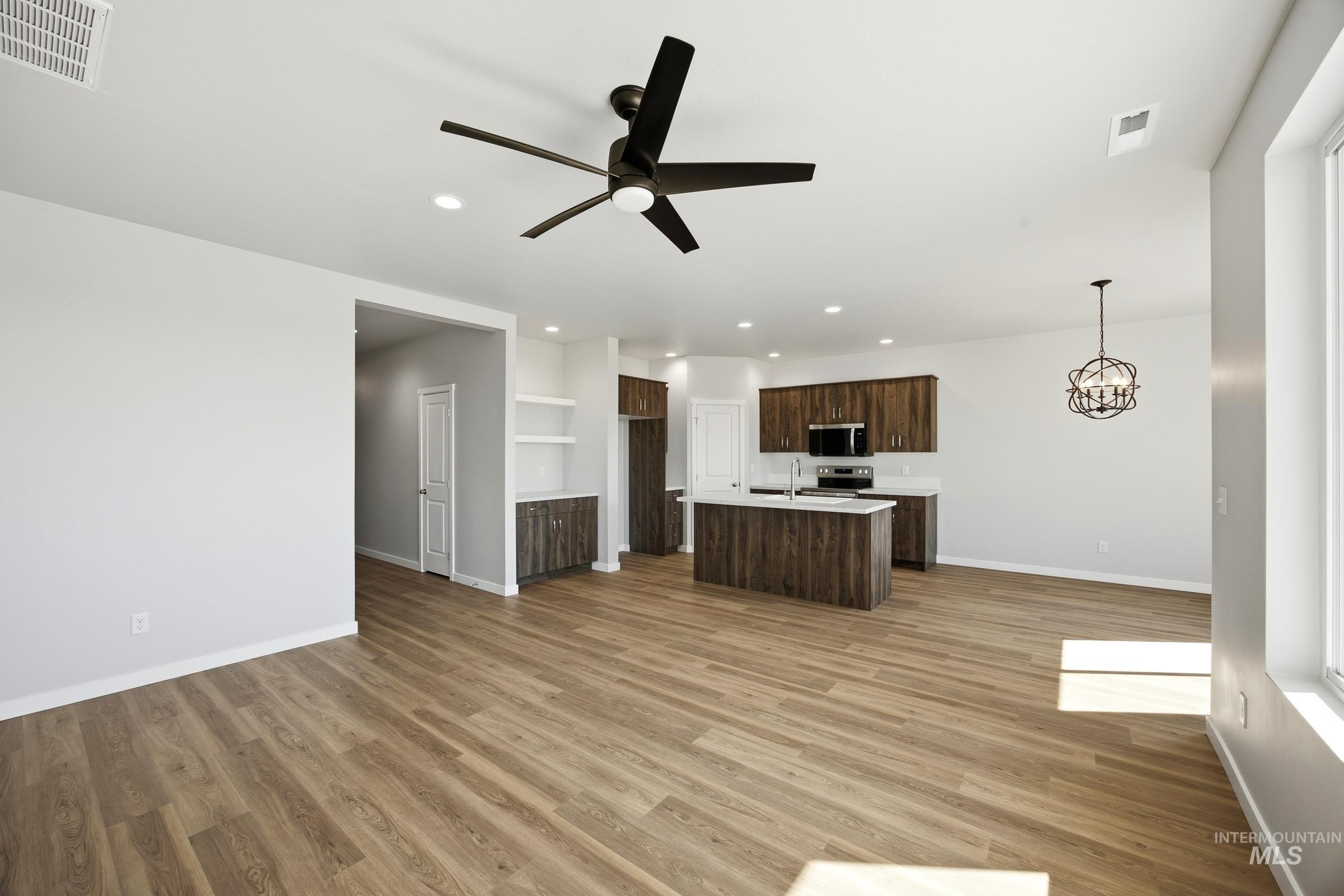 1825 Gyrfalcon St Property Photo 9