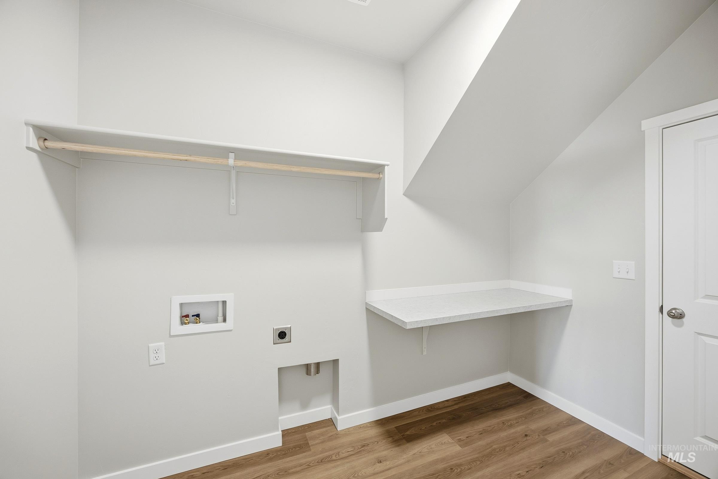 1825 Gyrfalcon St Property Photo 10