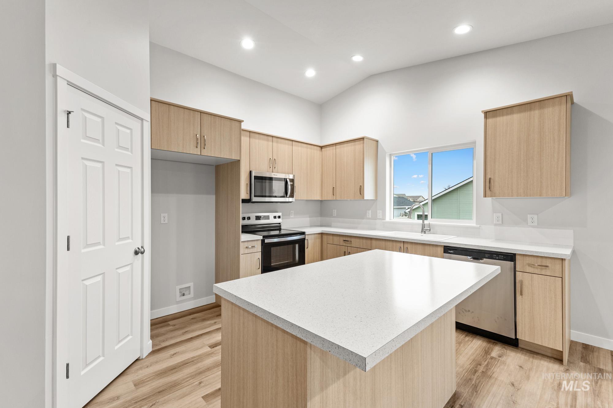 13307 Bank St Property Photo 3