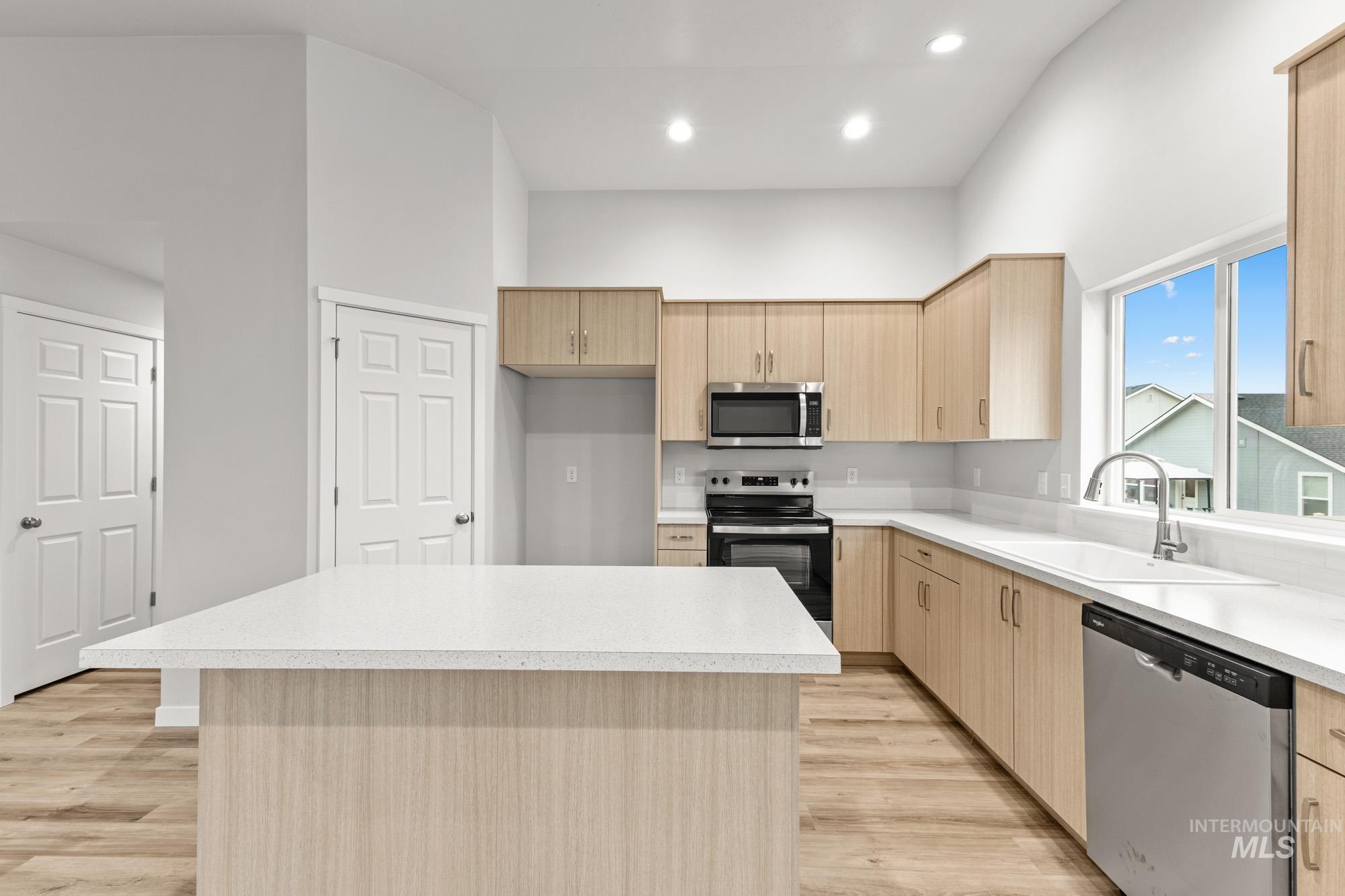 13307 Bank St Property Photo 4