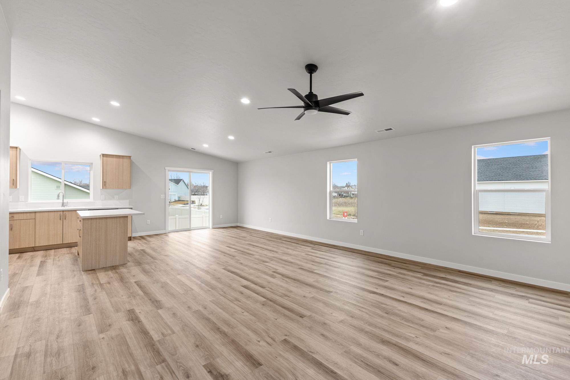 13307 Bank St Property Photo 6
