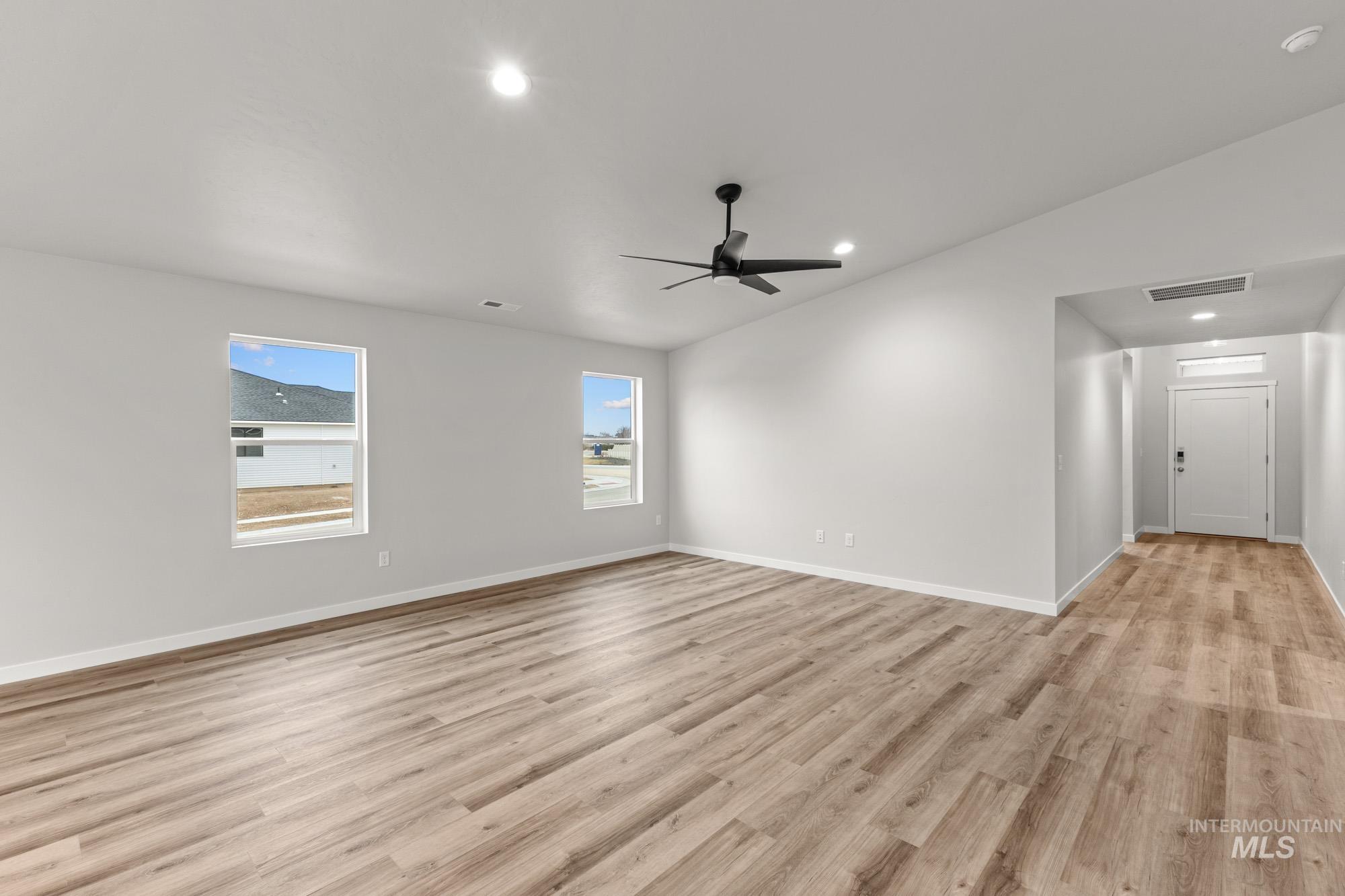 13307 Bank St Property Photo 7
