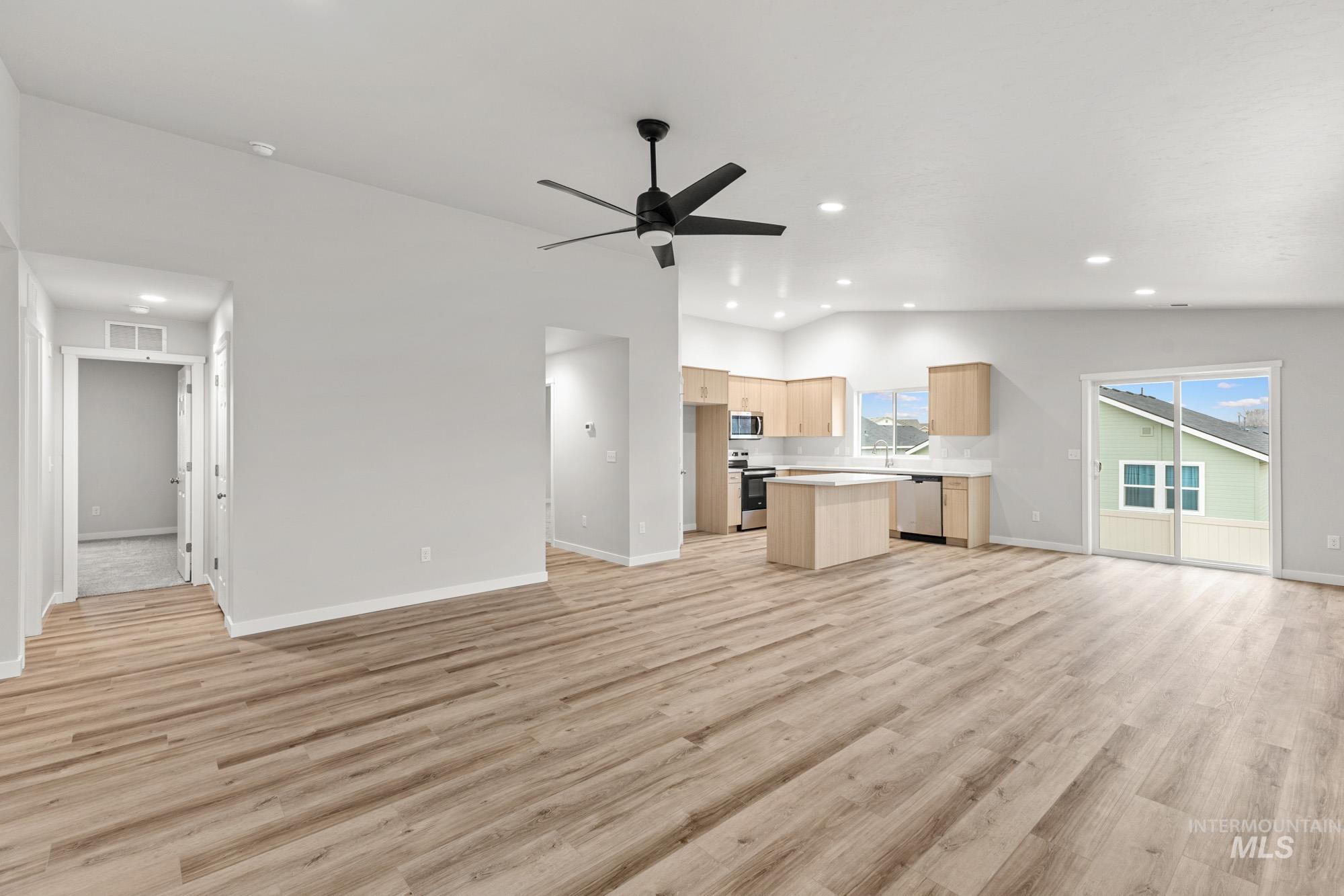 13307 Bank St Property Photo 8