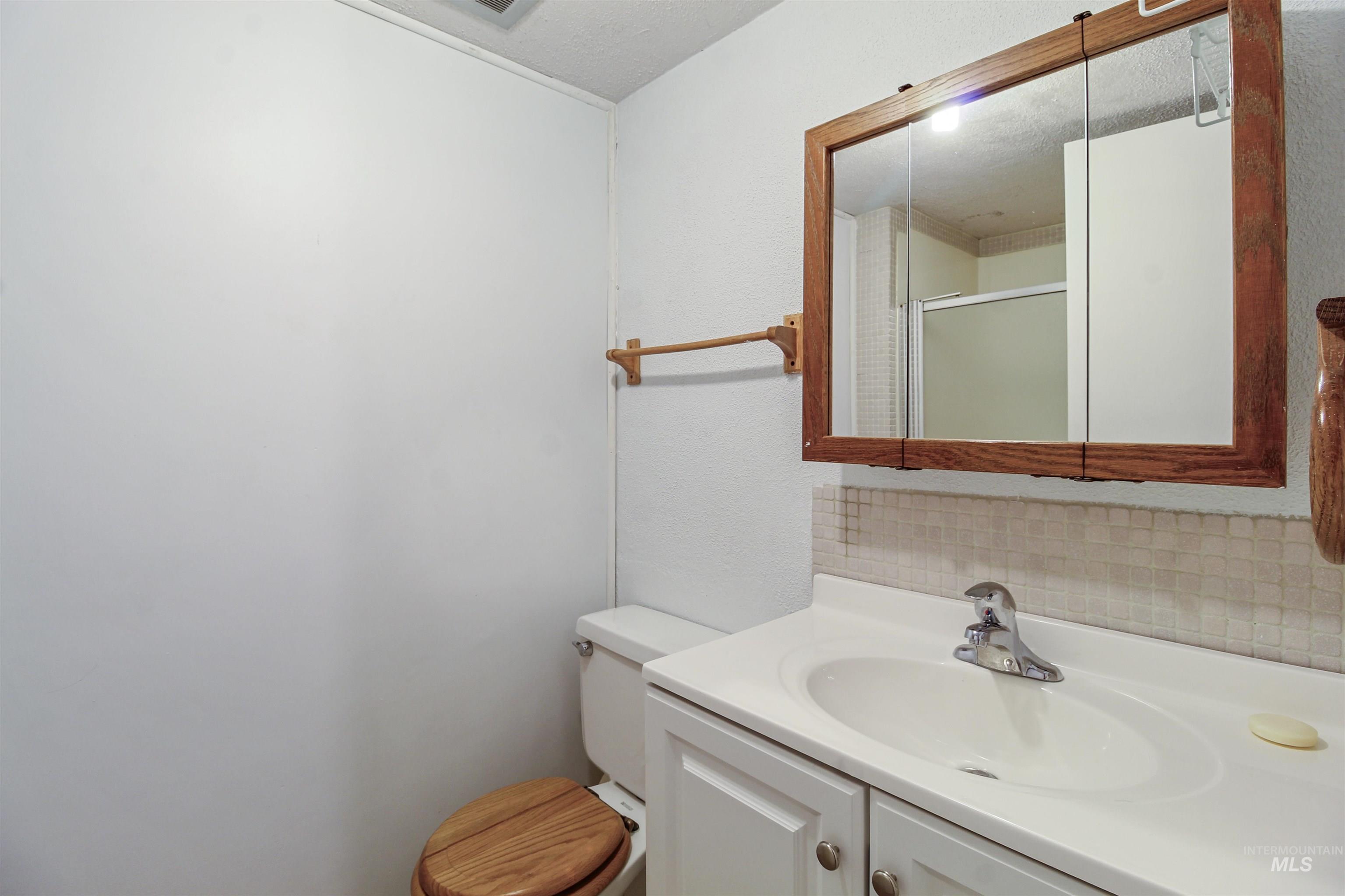 631 E 18th Property Photo 14