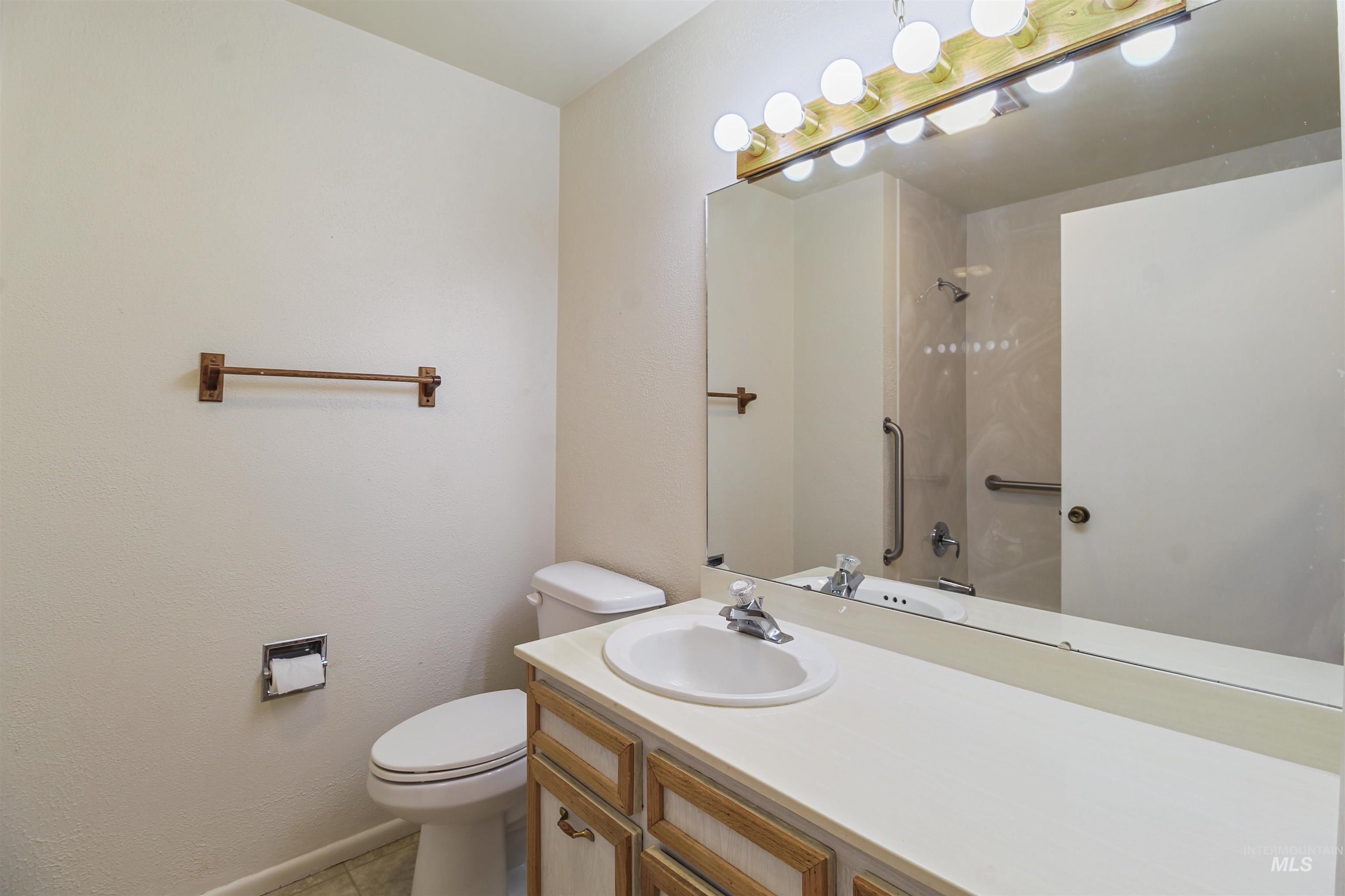 631 E 18th Property Photo 17