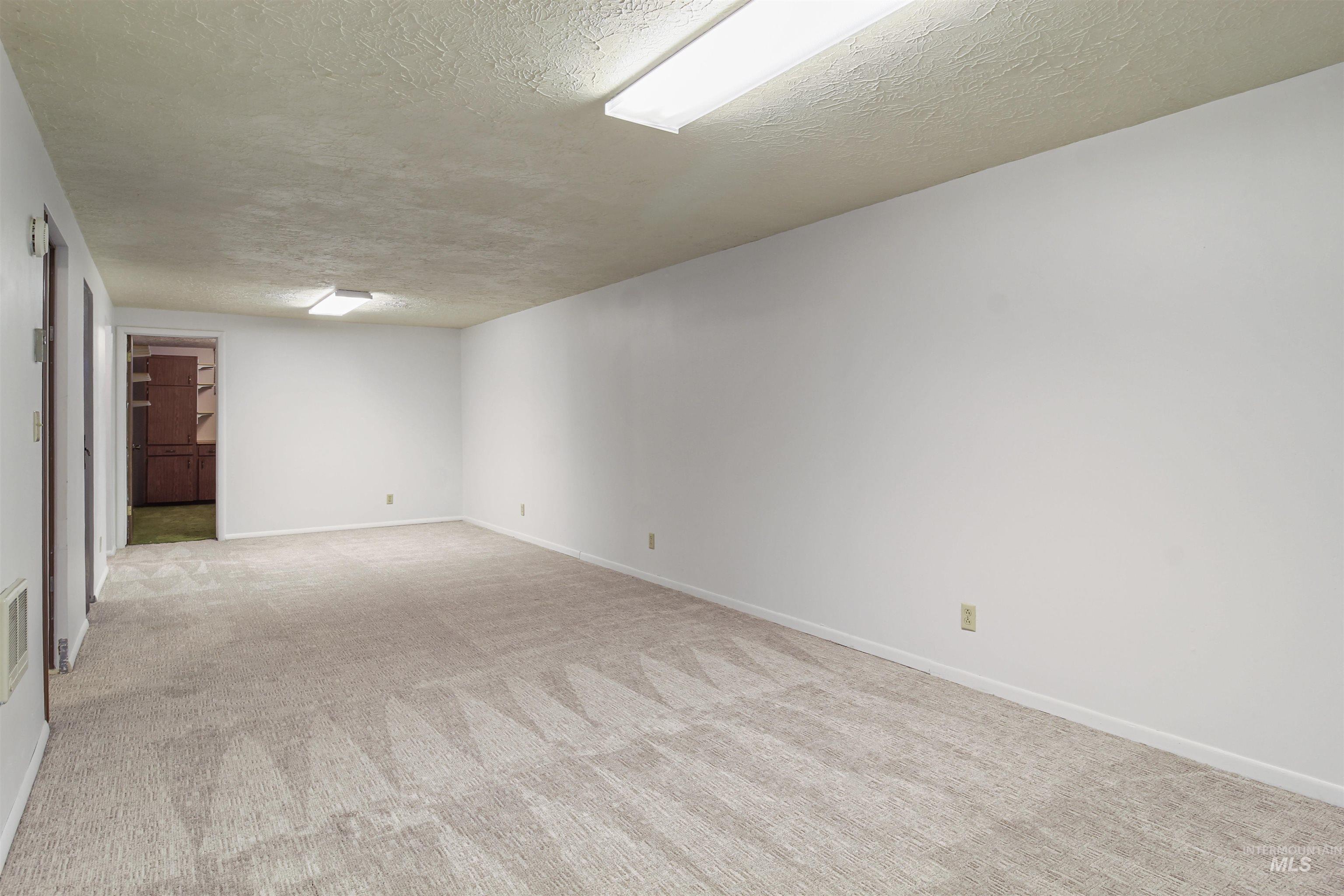 631 E 18th Property Photo 19