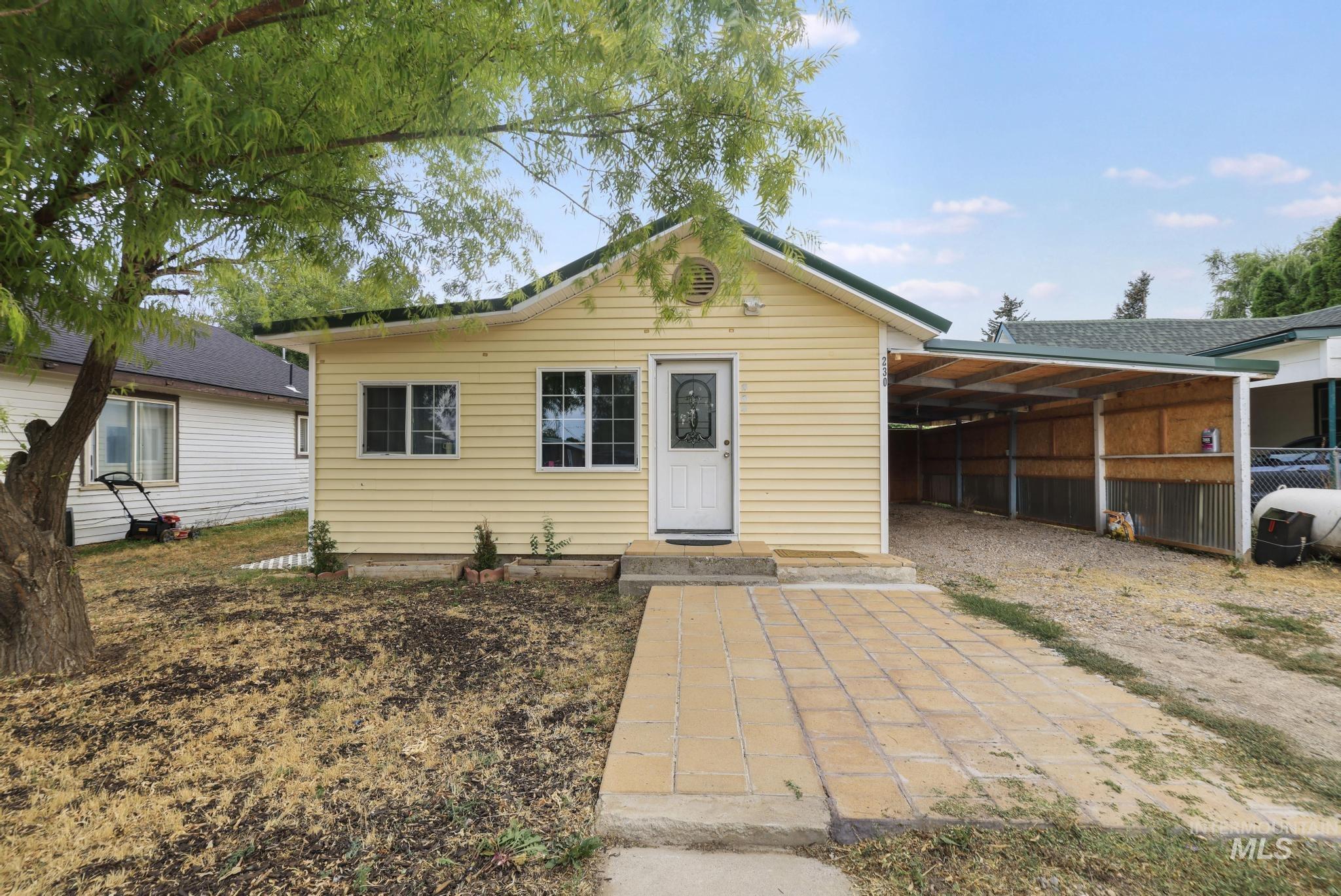 230 2nd St Property Photo 1