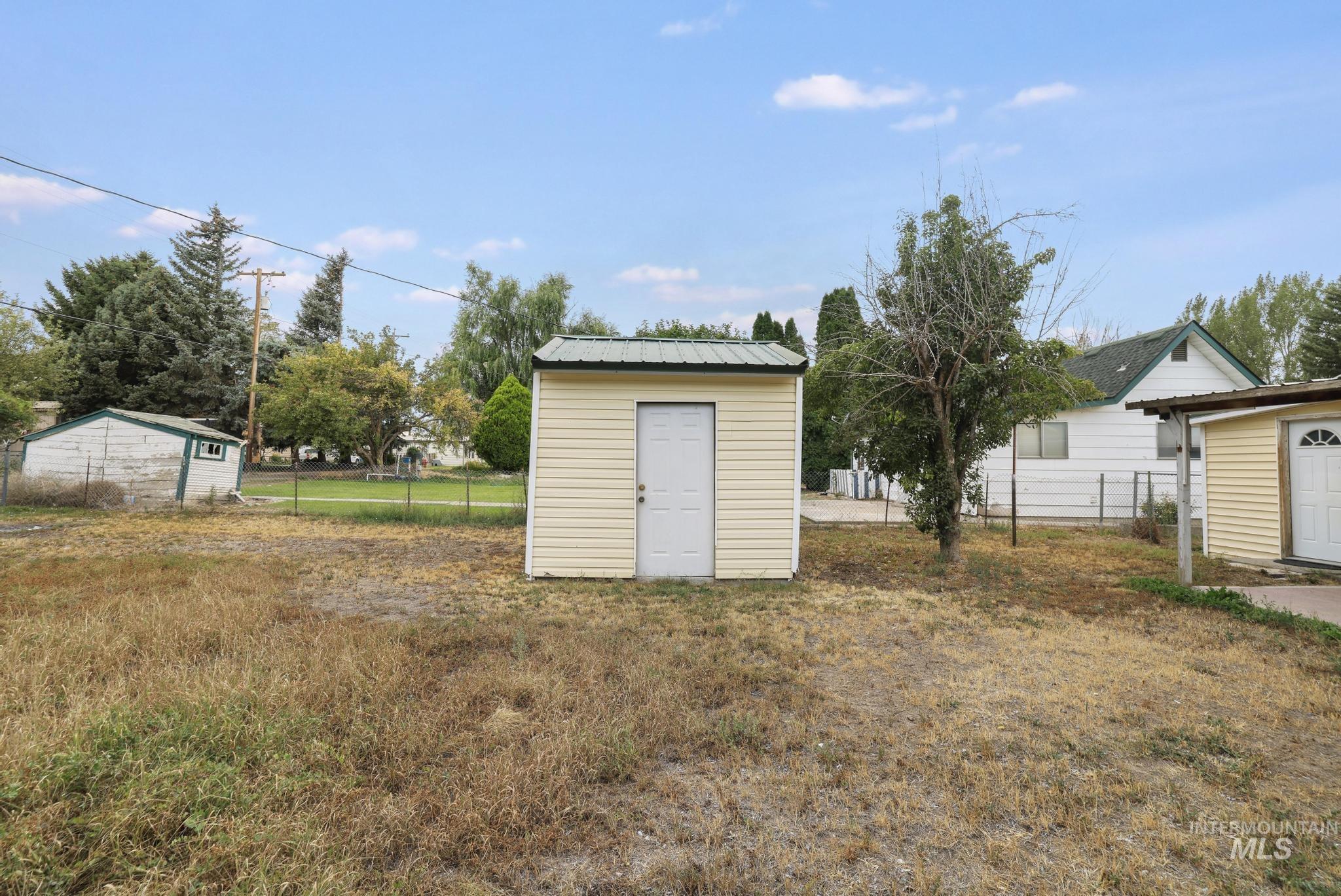 230 2nd St Property Photo 11