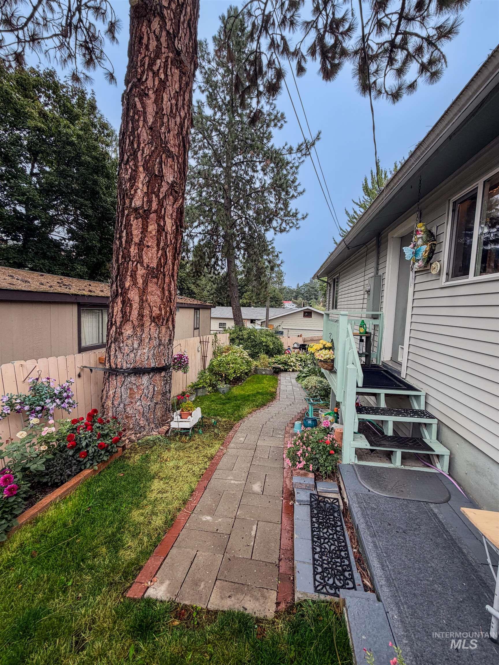 12779 Hartford Property Photo 19