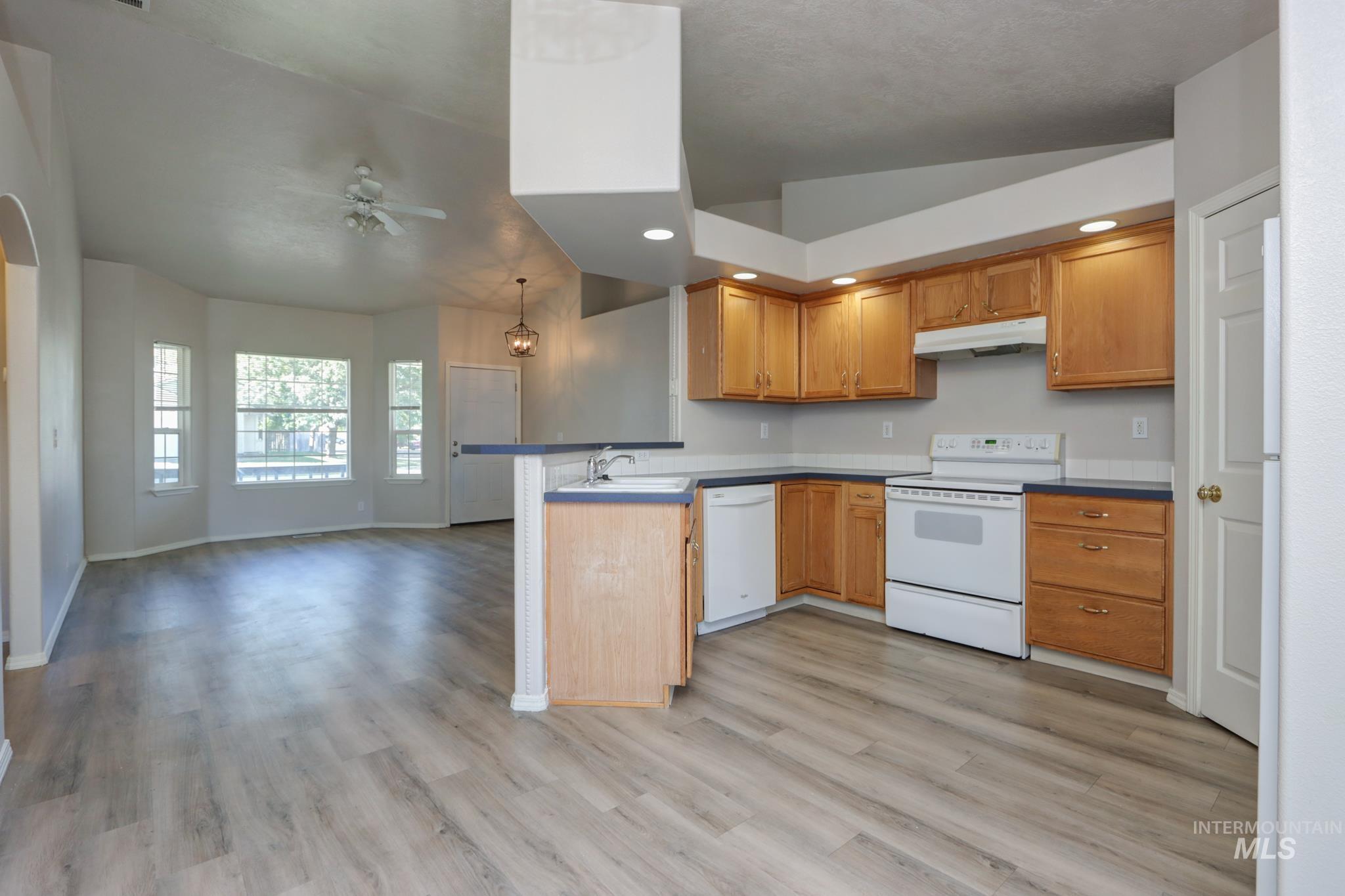 1914 W Curlew Property Photo 10