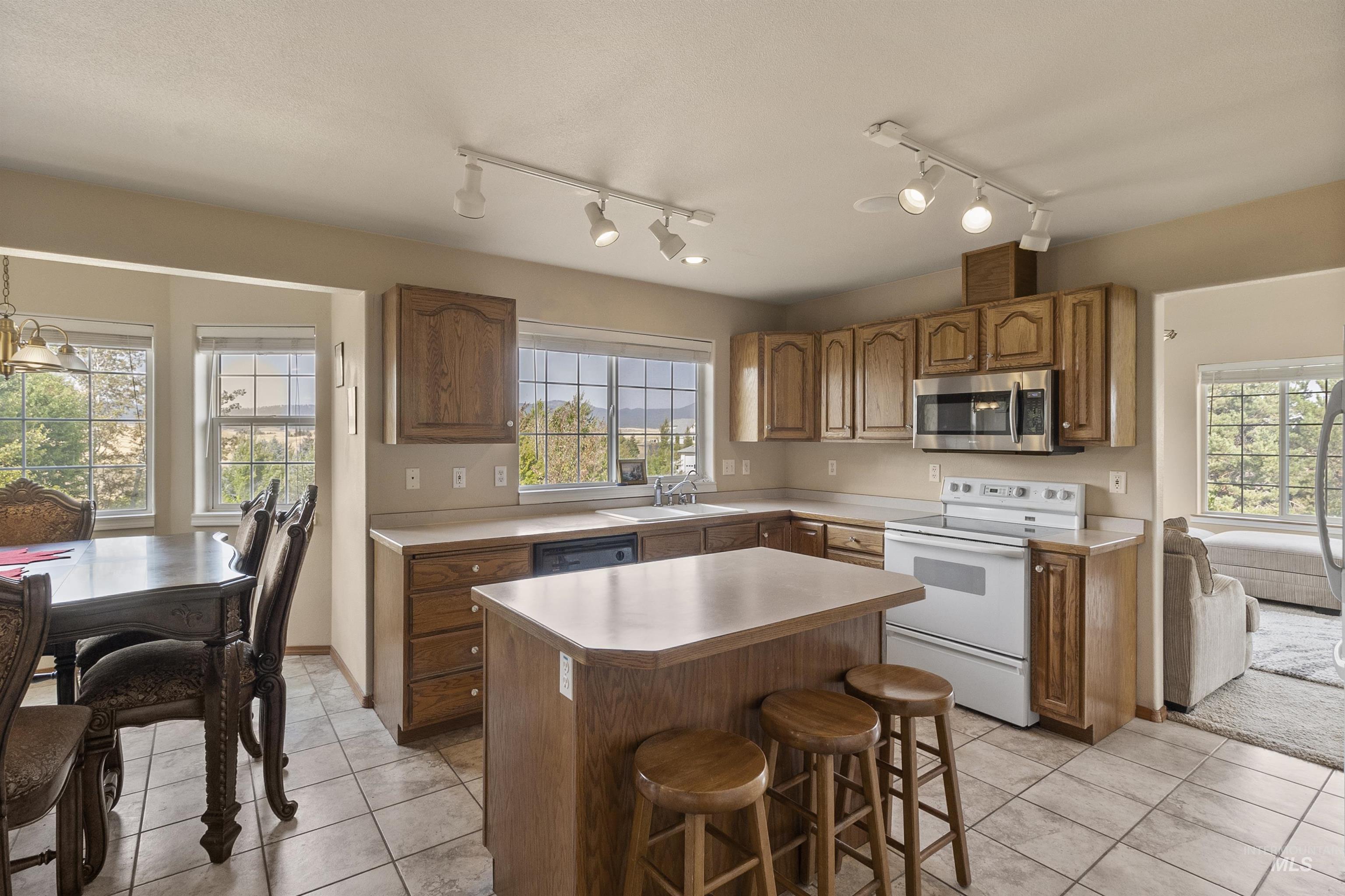 1060 Canterwood Property Photo 5