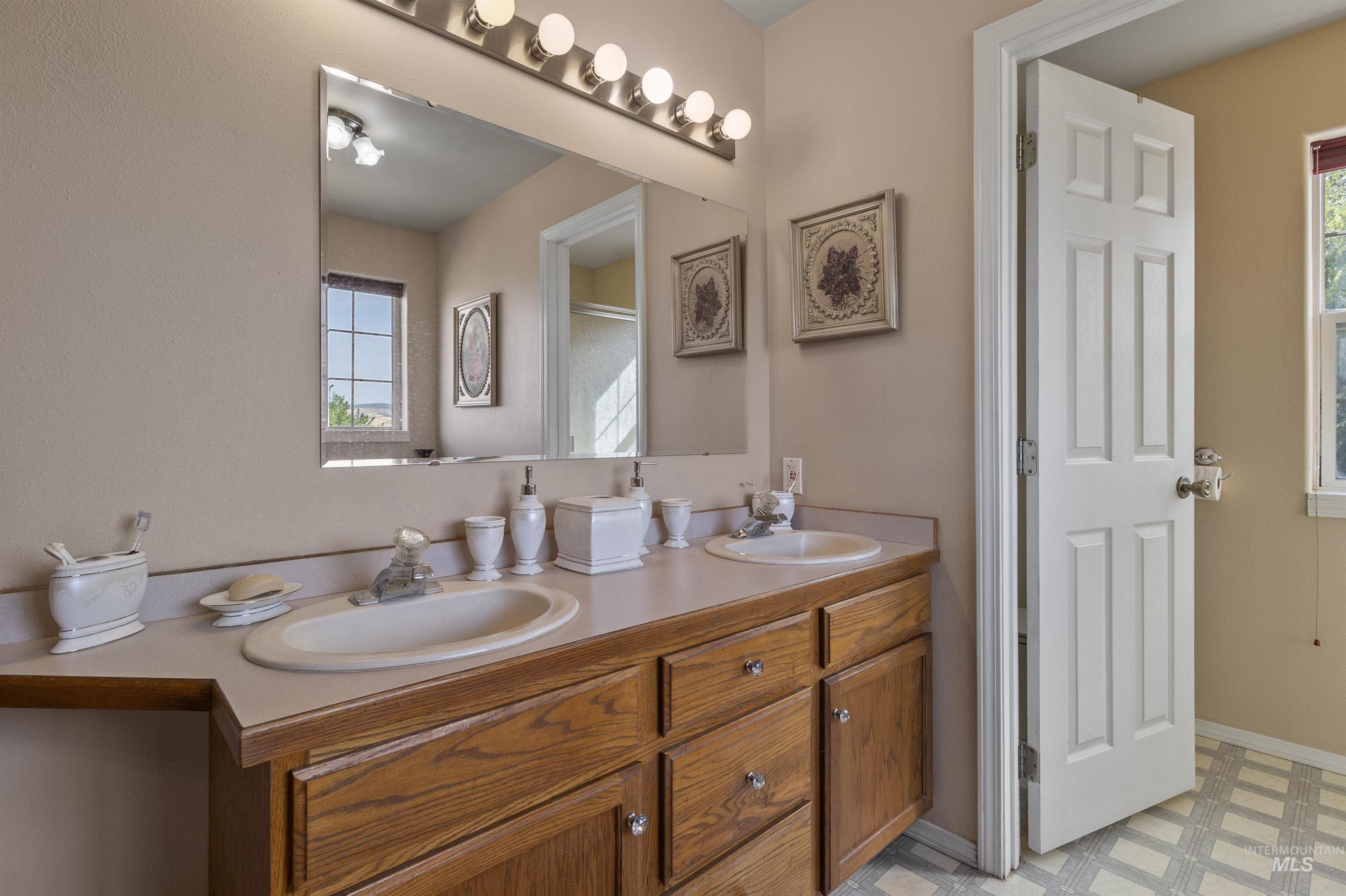 1060 Canterwood Property Photo 20