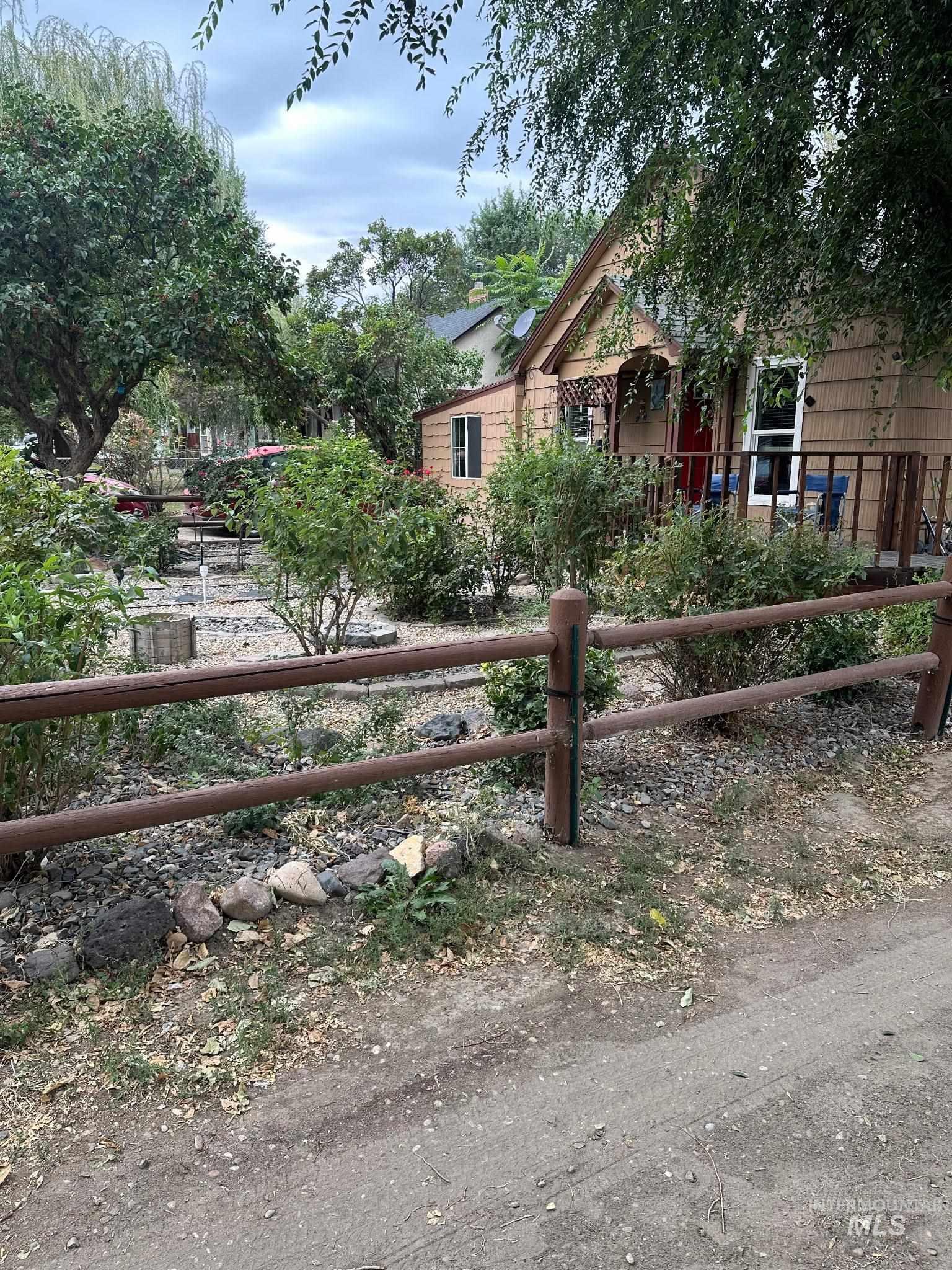 213 E Montana Property Photo 2