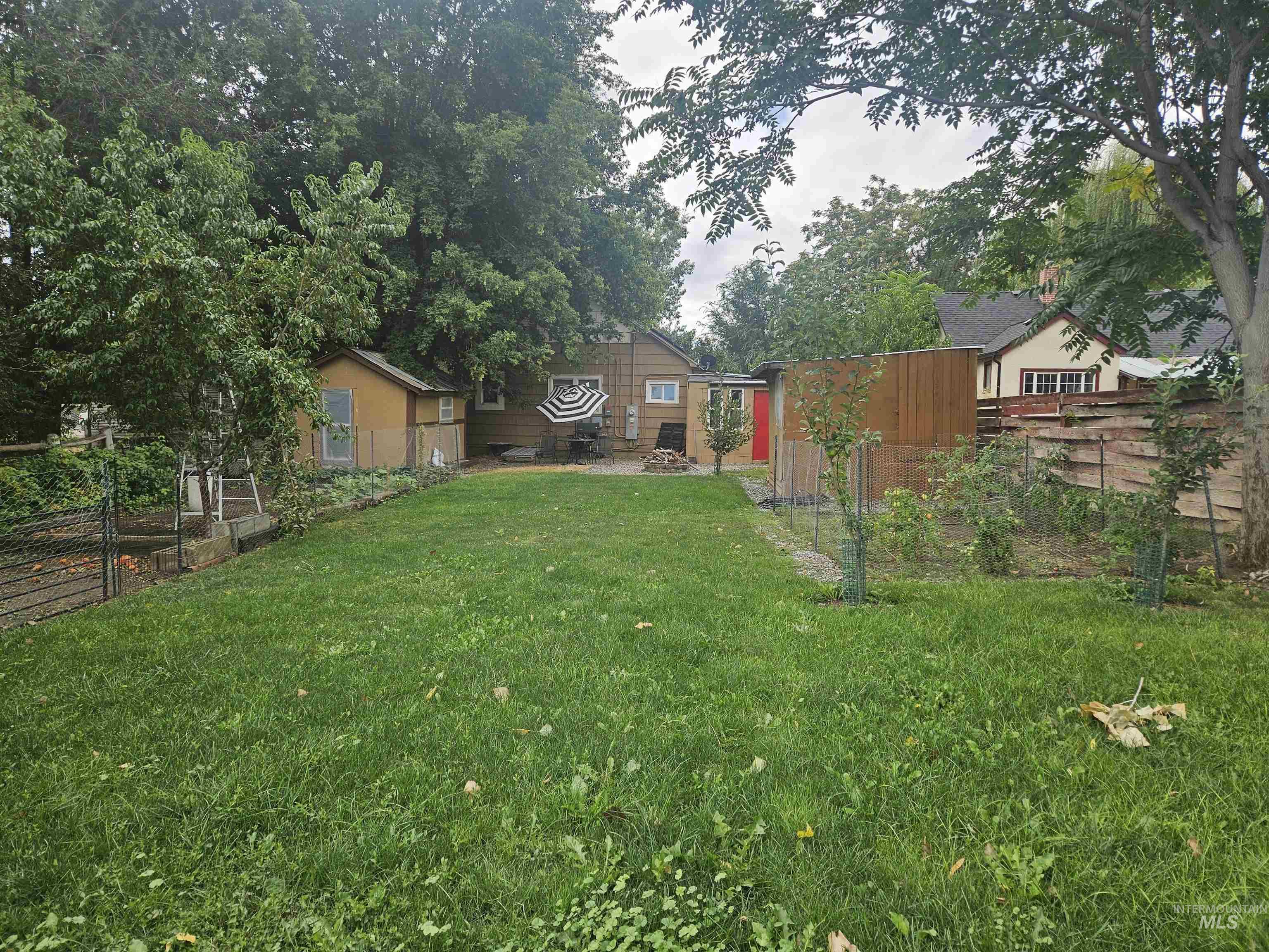 213 E Montana Property Photo 4